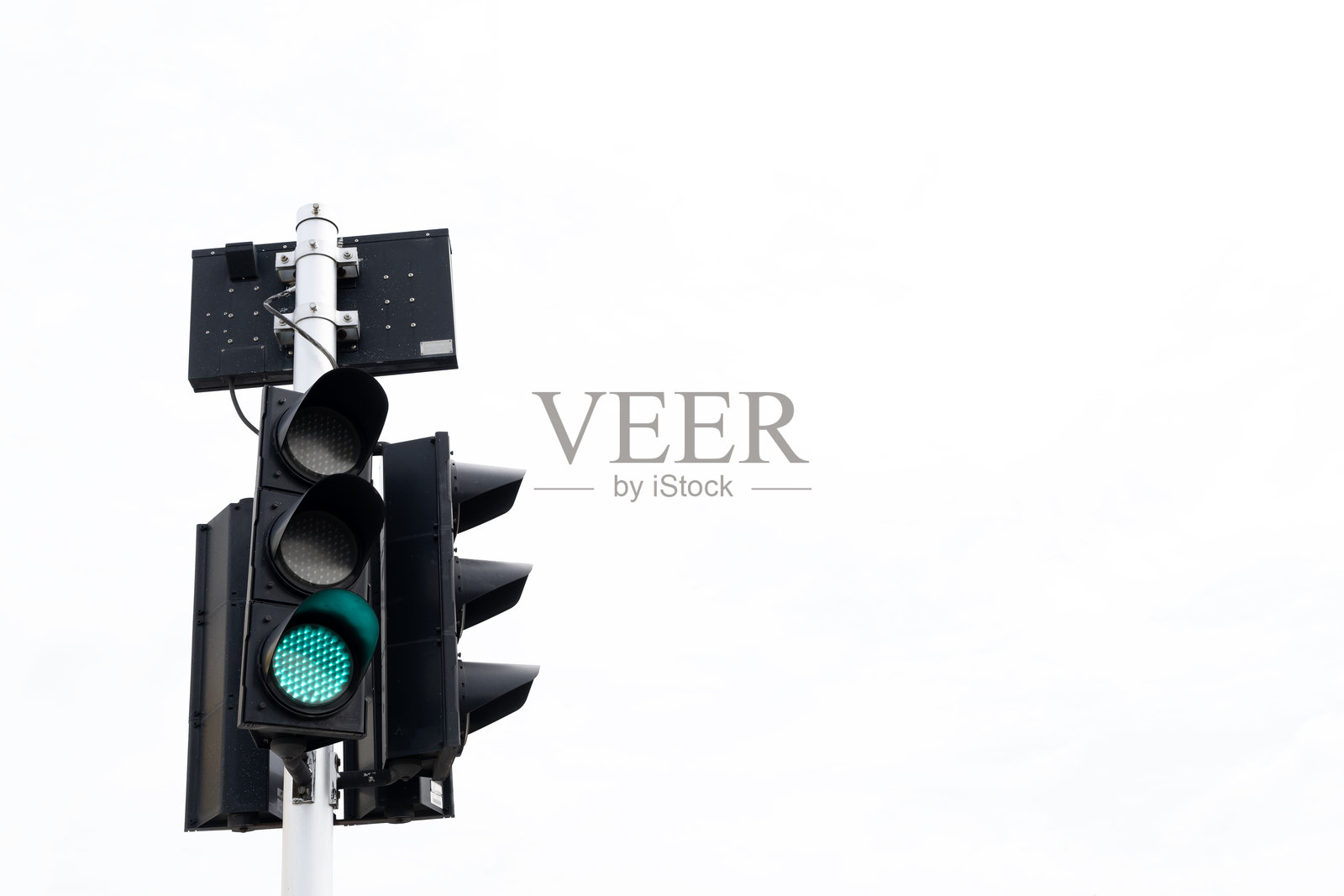 白底绿灯的交通信号灯。照片摄影图片