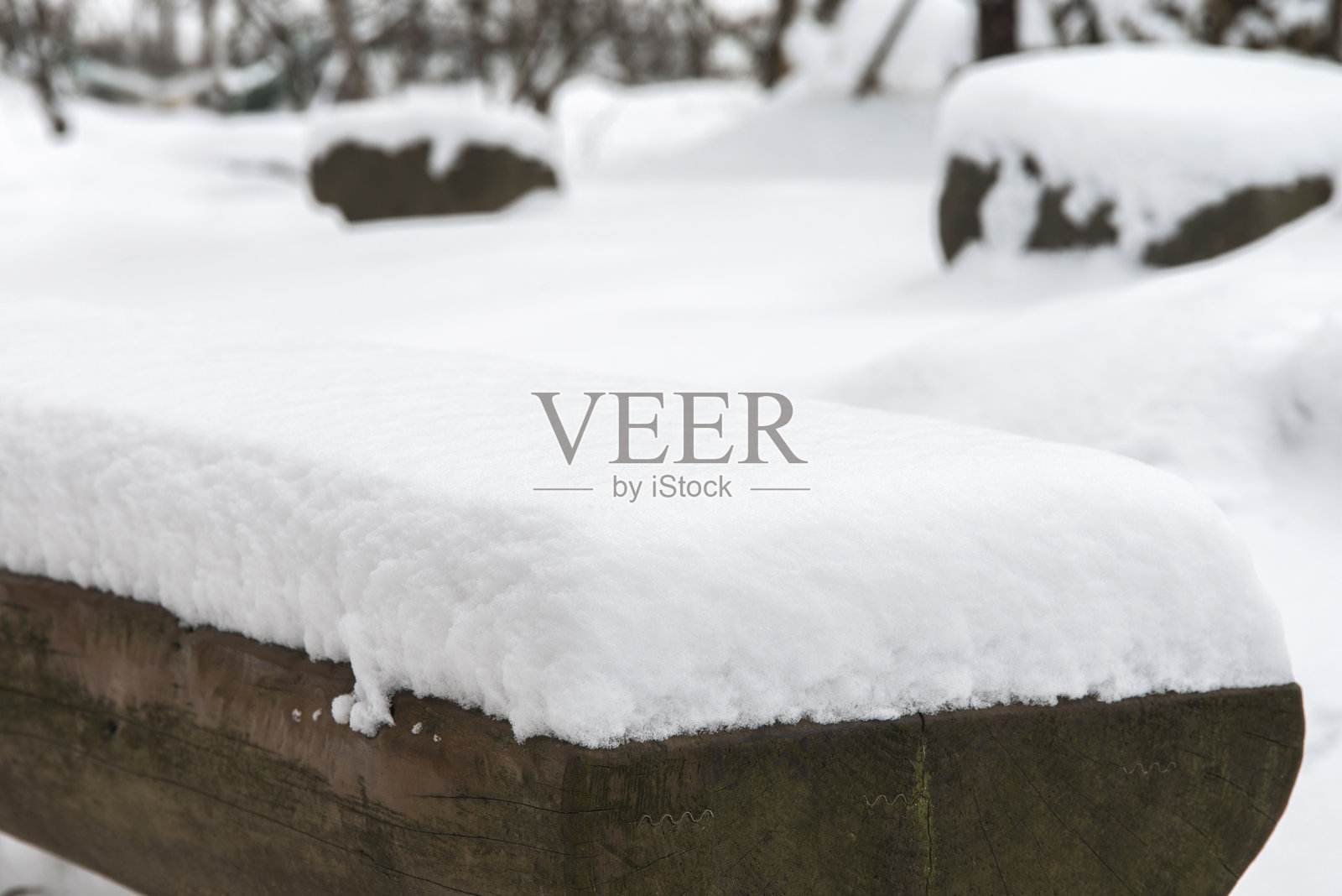 白雪覆盖的长椅上照片摄影图片