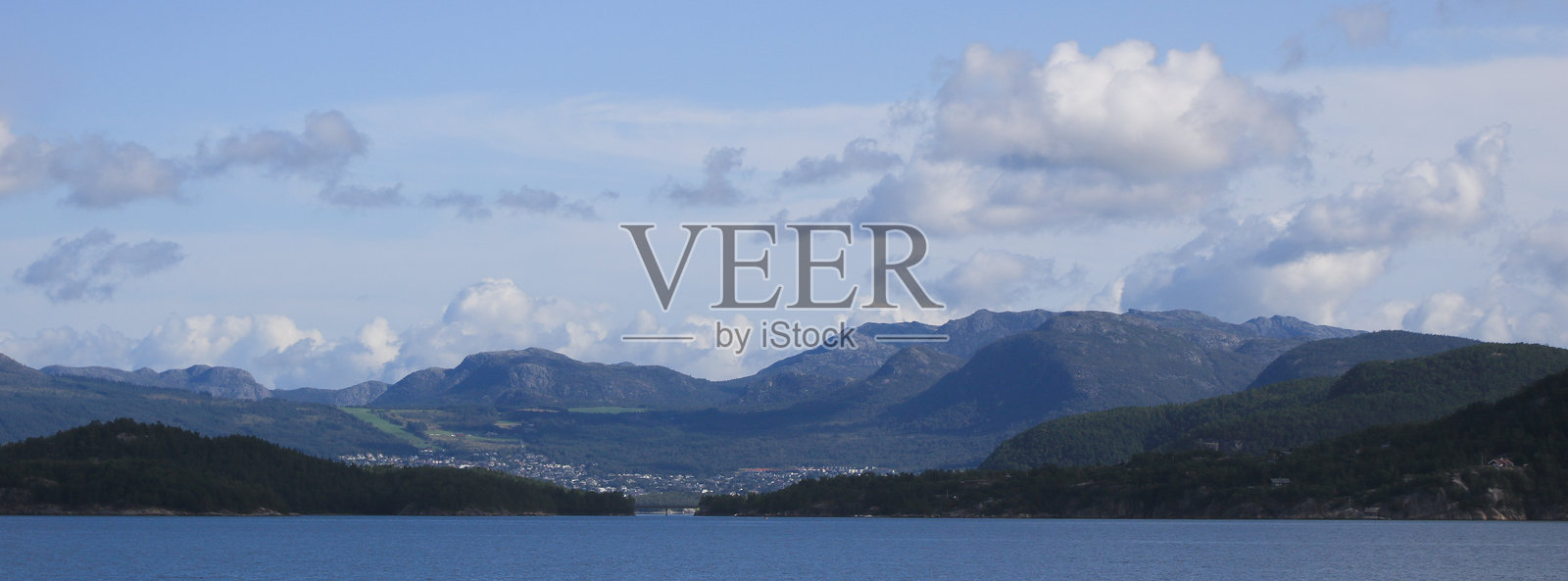 从斯塔万格到吕瑟峡湾路上的小岛。照片摄影图片