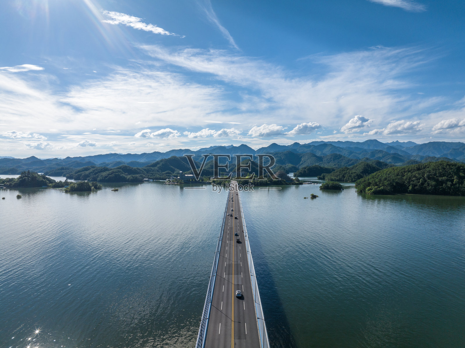 湖上高速公路的景色照片摄影图片