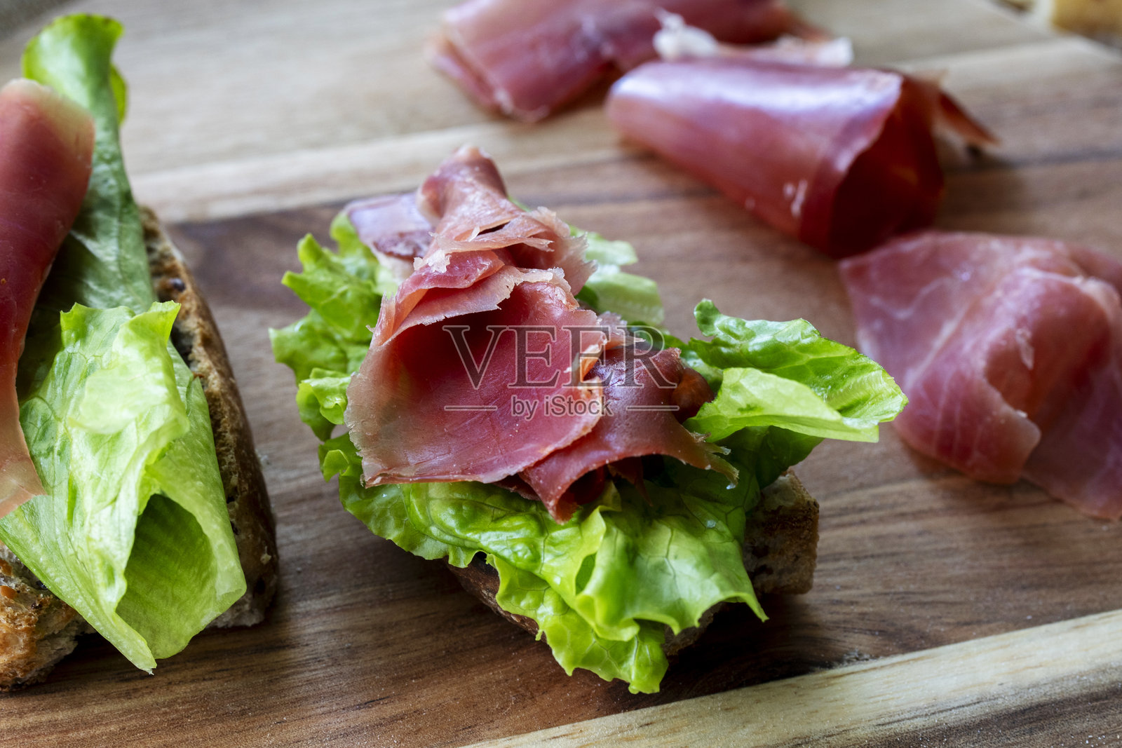 伊比利亚火腿、生菜和烤面包照片摄影图片
