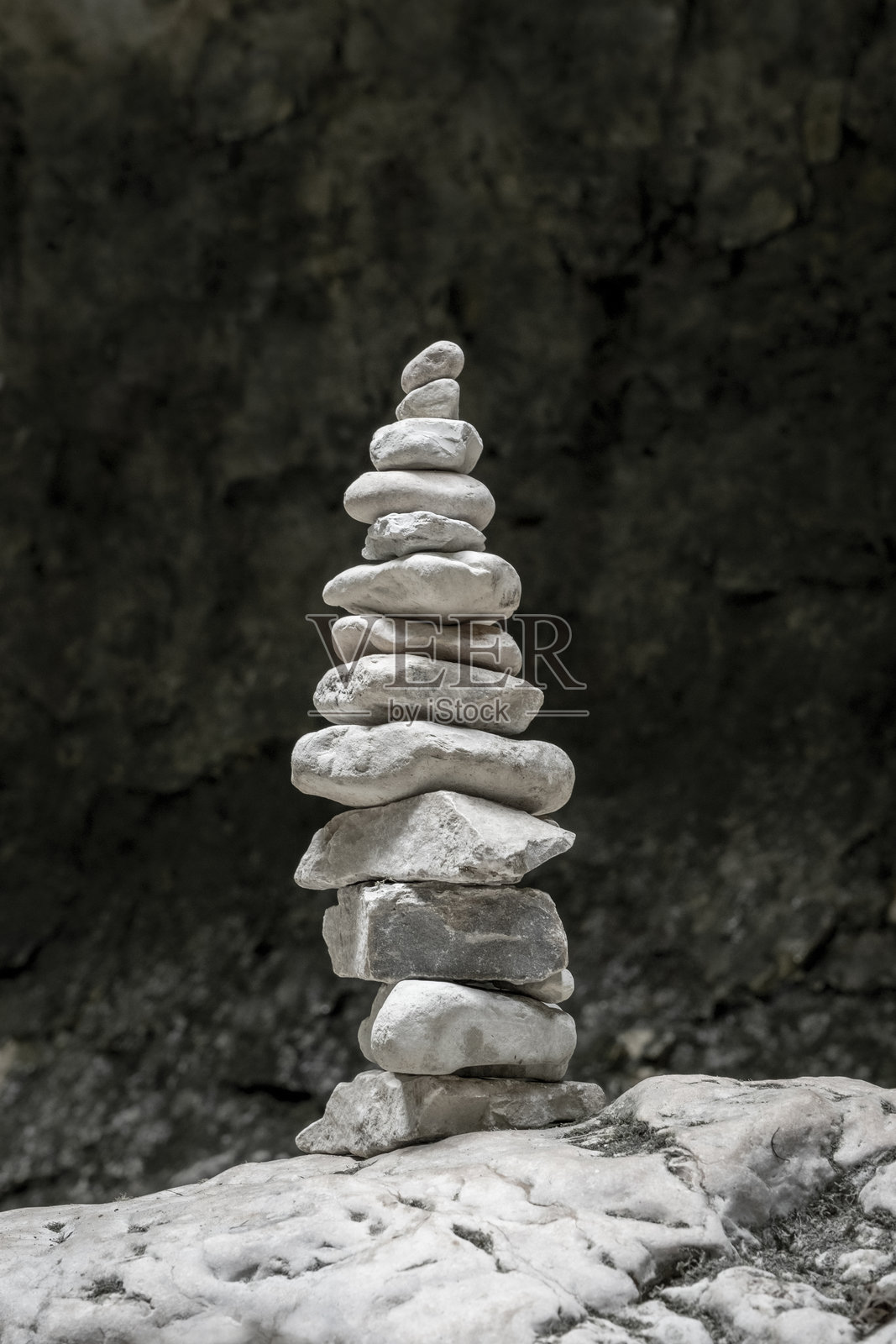 凯恩斯，或石柱，是石头堆积成小山或塔。照片摄影图片