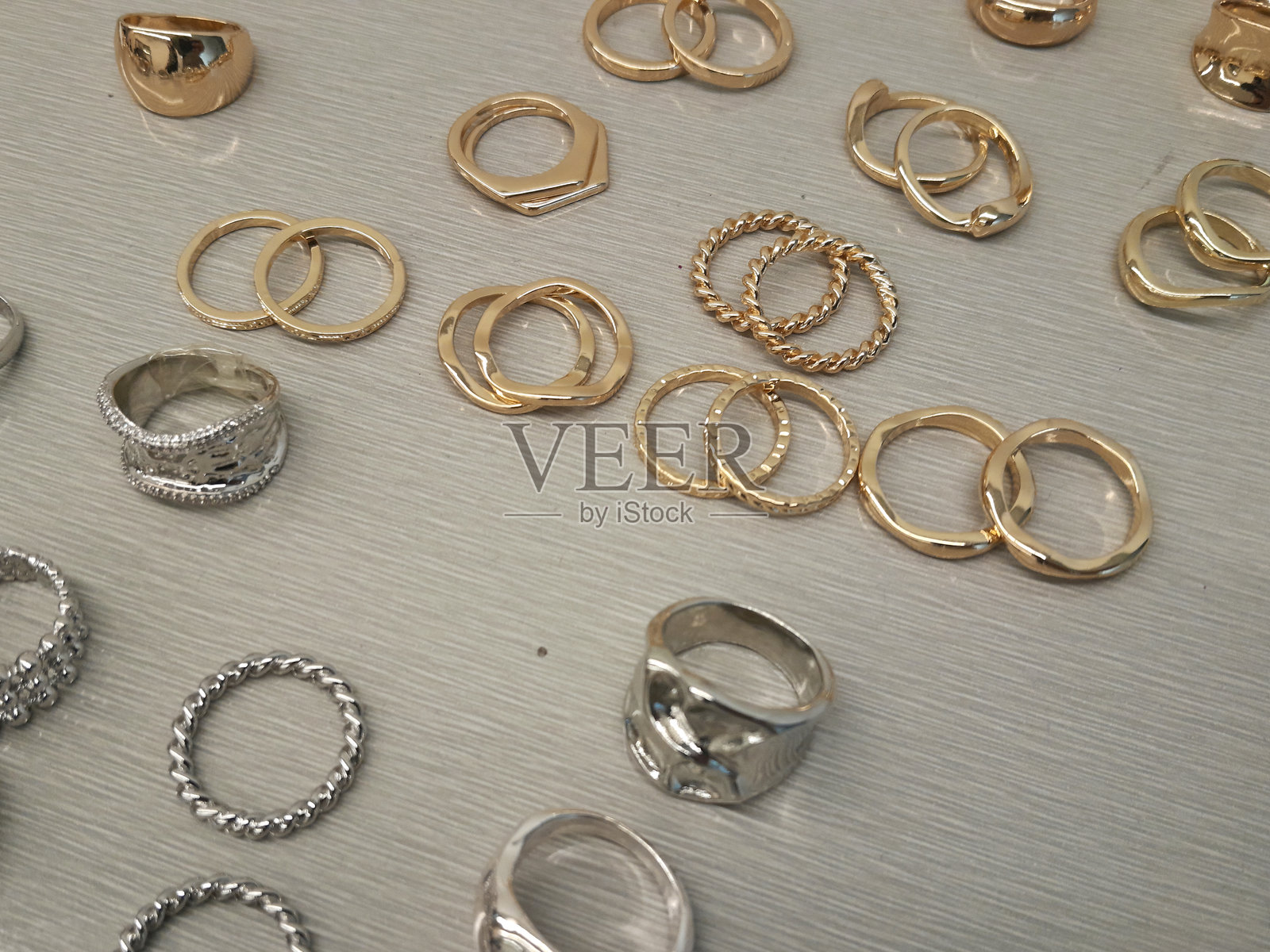白色背景上的各种环照片摄影图片