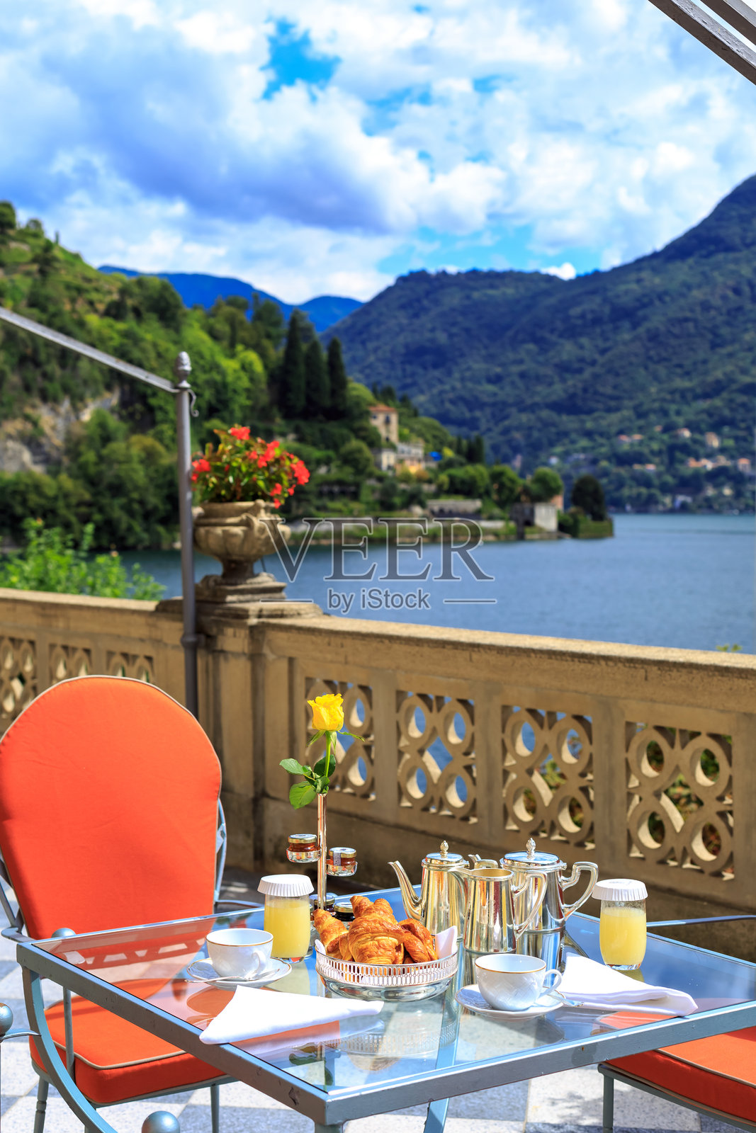 豪华早餐在露台，科莫湖照片摄影图片