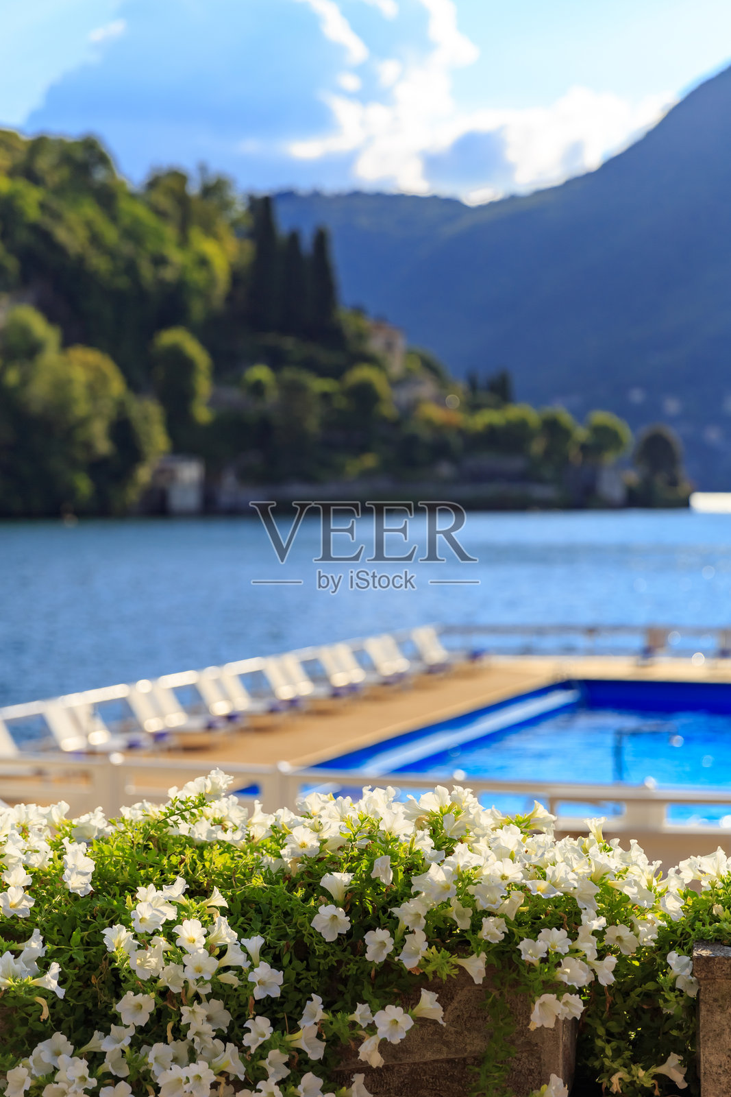 科莫湖边的游泳池照片摄影图片