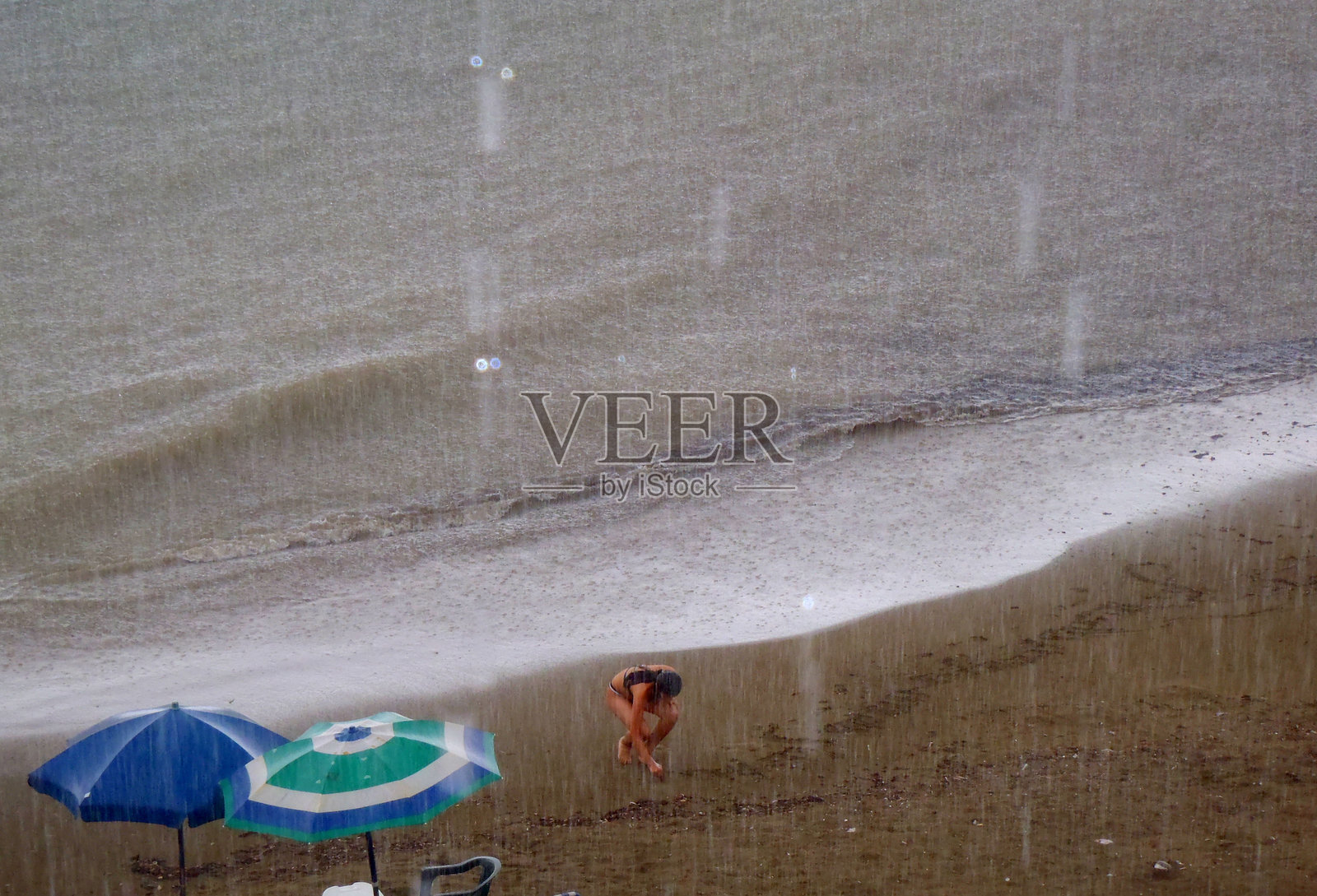 萨莱诺，意大利，一个女孩在沙滩上写字照片摄影图片