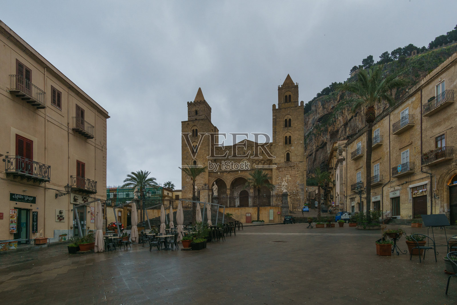 阴雨天，意大利西西里岛的切法卢，有大教堂的城镇广场。照片摄影图片