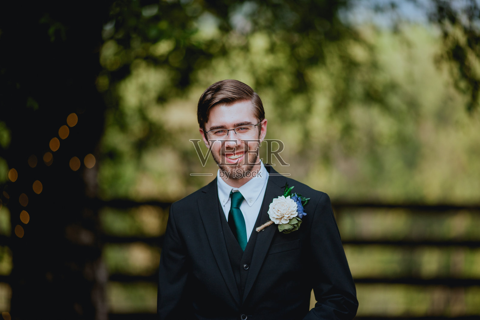 英俊的年轻新郎在他的婚礼上照片摄影图片