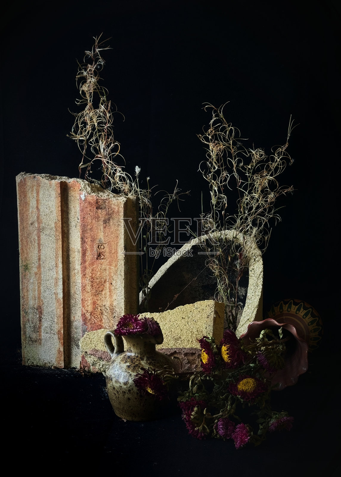 城堡干草和废弃的砖块照片摄影图片