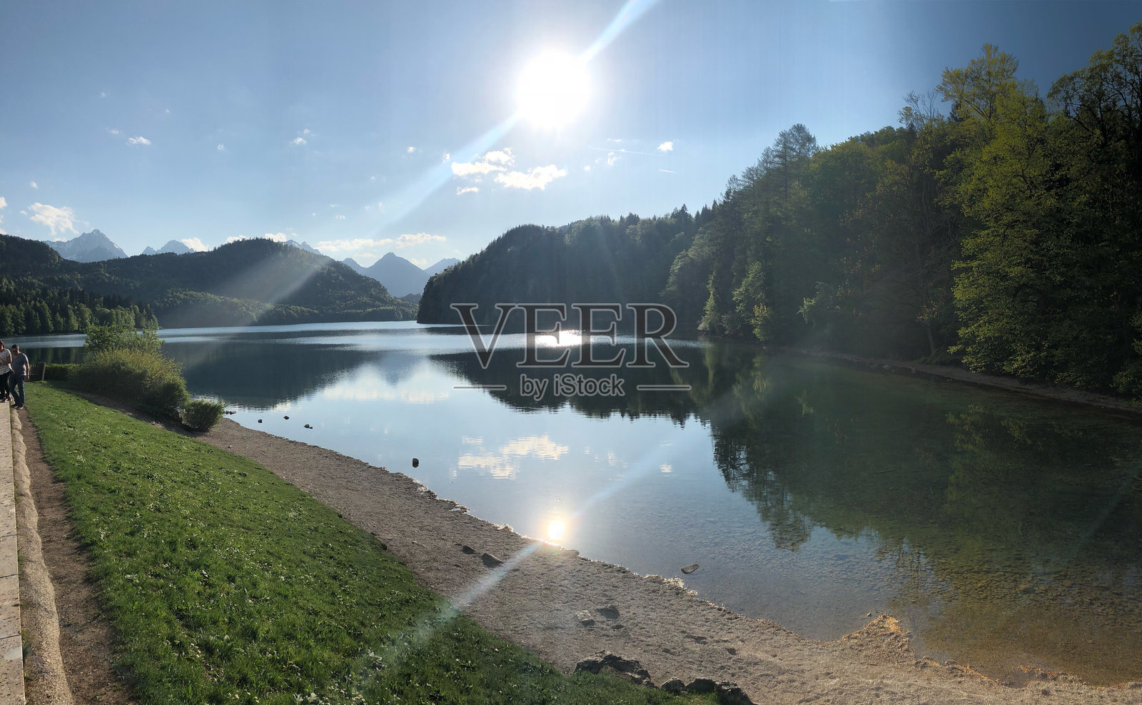 湖和山对着天空的全景照片摄影图片