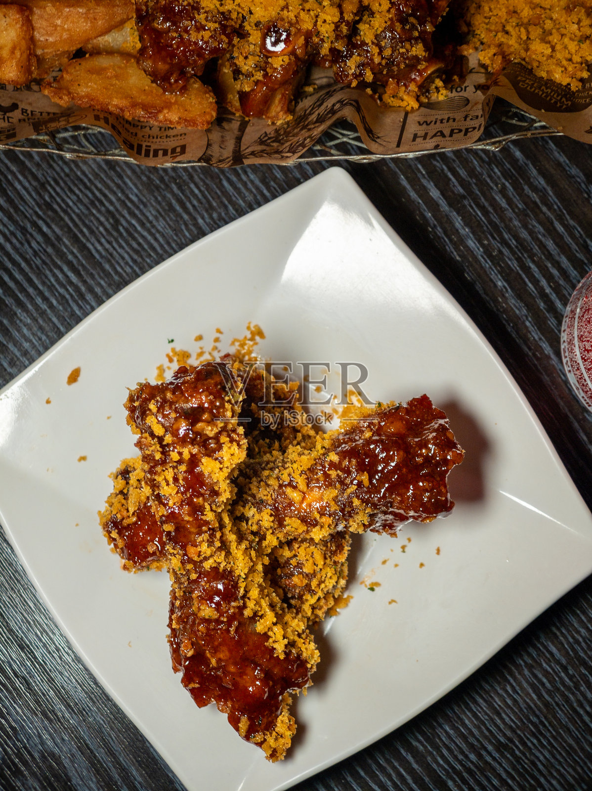 餐盘上的韩式炸排骨照片摄影图片