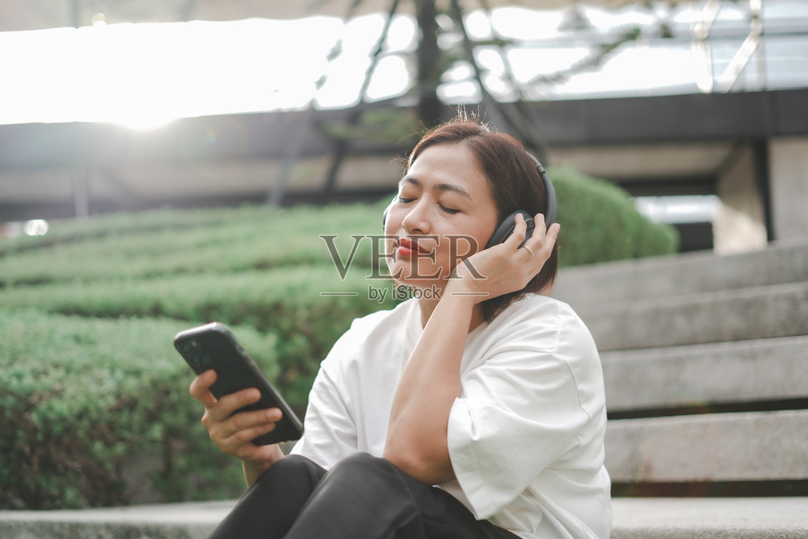 女人喜欢在户外听音乐照片摄影图片