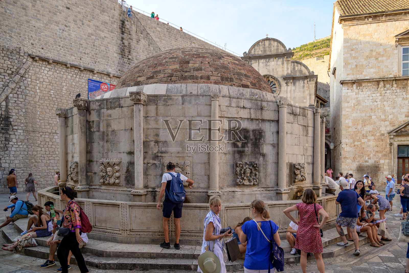 大型奥诺弗里奥喷泉,位于克罗地亚杜布罗夫尼克老城的圆形喷泉照片摄影图片