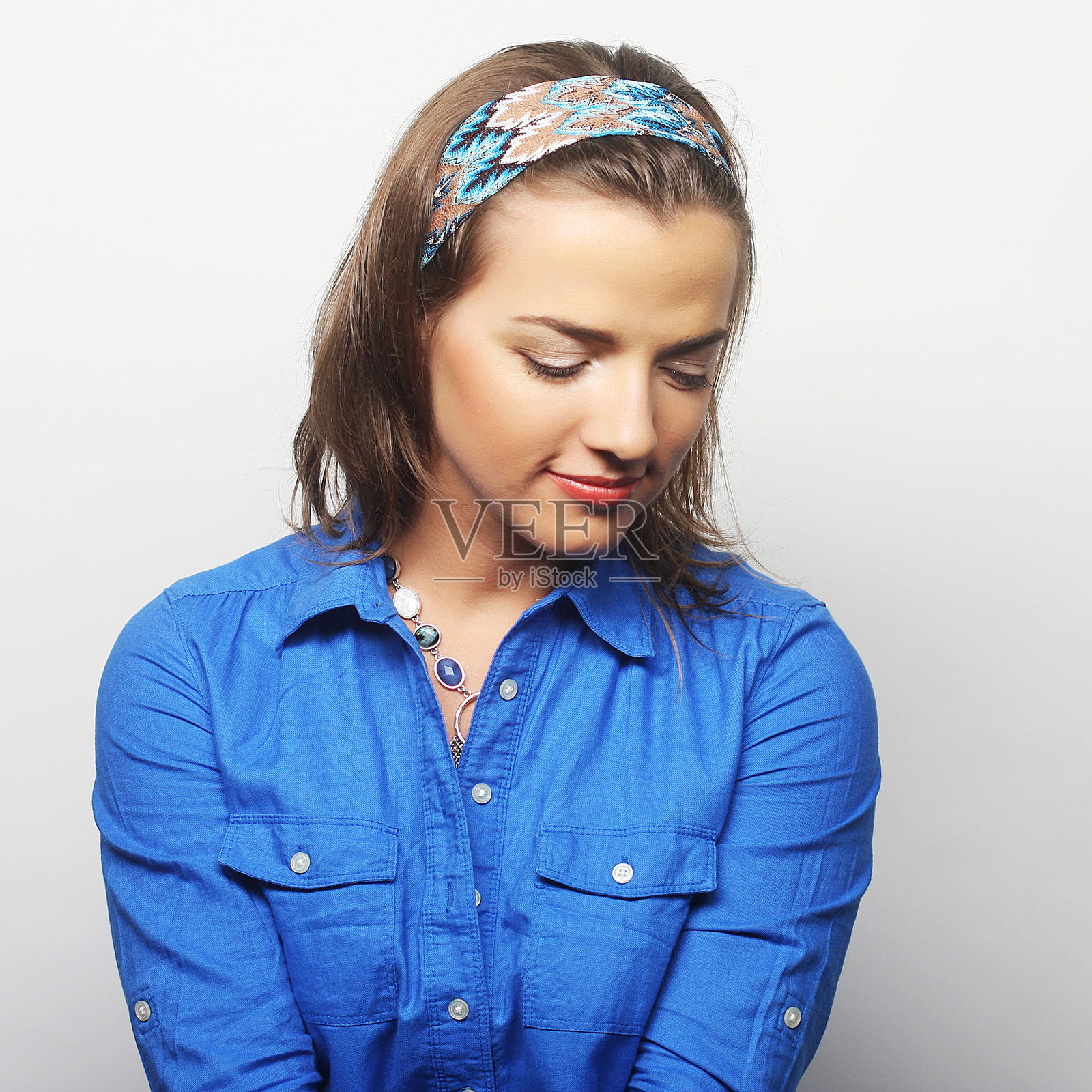 年轻漂亮的惊喜女人。照片摄影图片