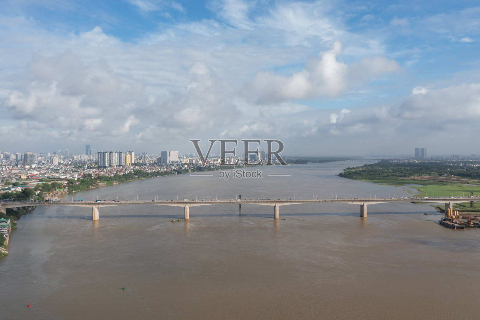 横跨河内红河的永图大桥照片摄影图片