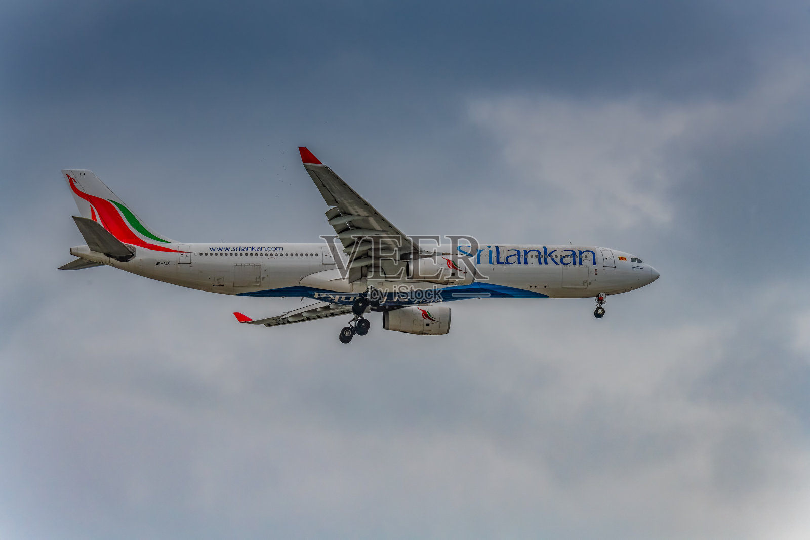 4R-ALO -空客A330-343 -斯里兰卡航空公司在云层覆盖的灰色天空照片摄影图片