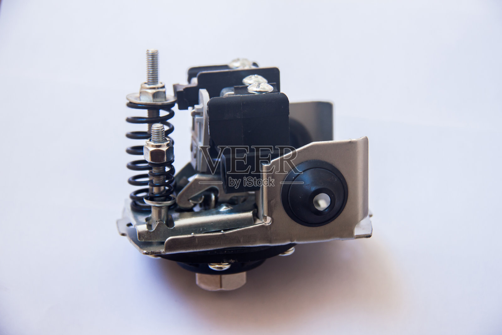 水泵自动控制增压器，带背景的自动水泵电机，浅景深选择性对焦拍摄照片摄影图片