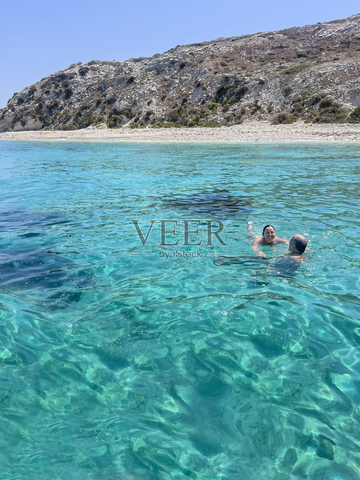 情侣与爱琴海的碧绿海水照片摄影图片