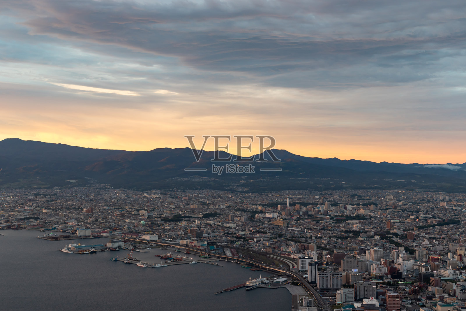 函馆山索道上的风景和城市景观。照片摄影图片