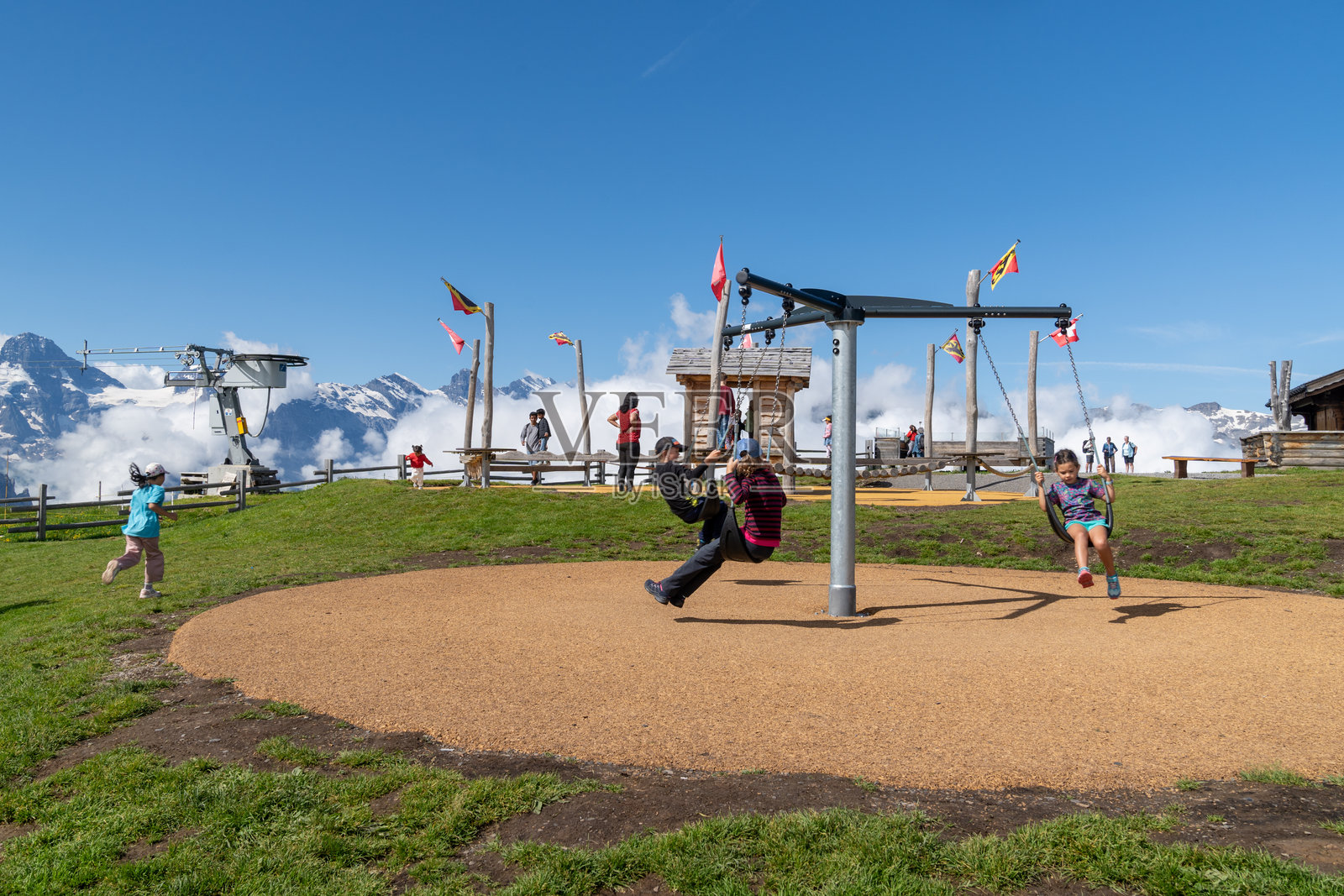 在瑞士的一个高山游乐场，孩子们在各种各样的游乐场设备上玩耍照片摄影图片