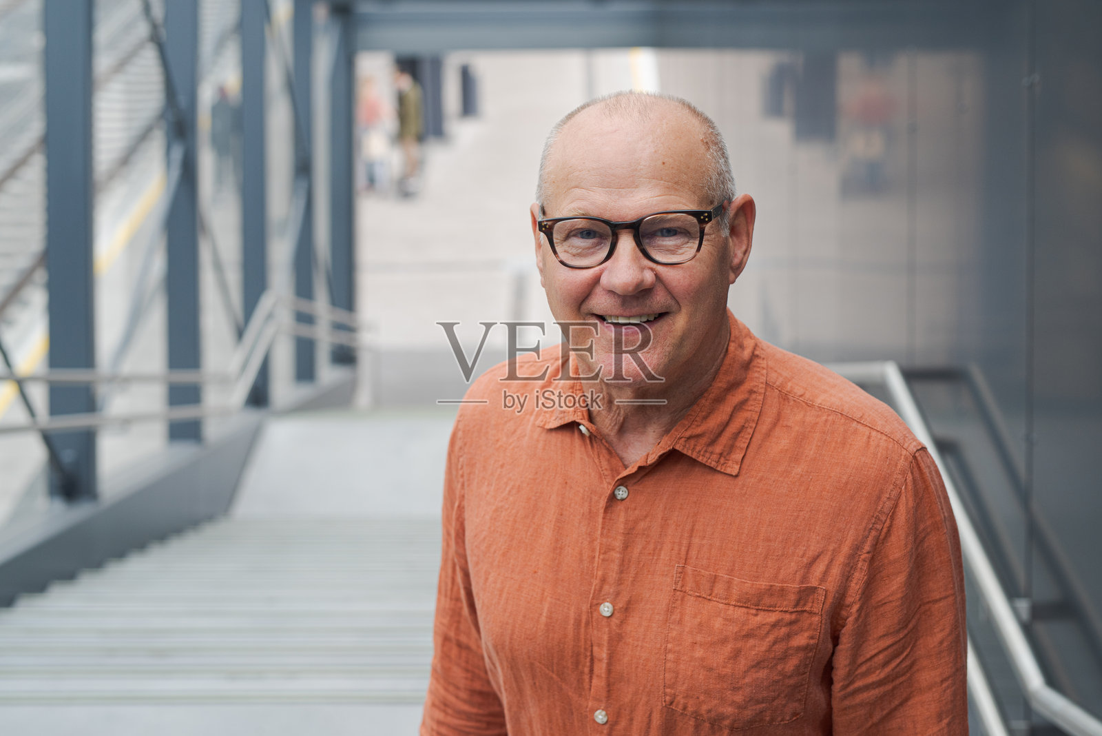 高级斯堪的纳维亚男子肖像户外秋天在芬兰的概念照片摄影图片