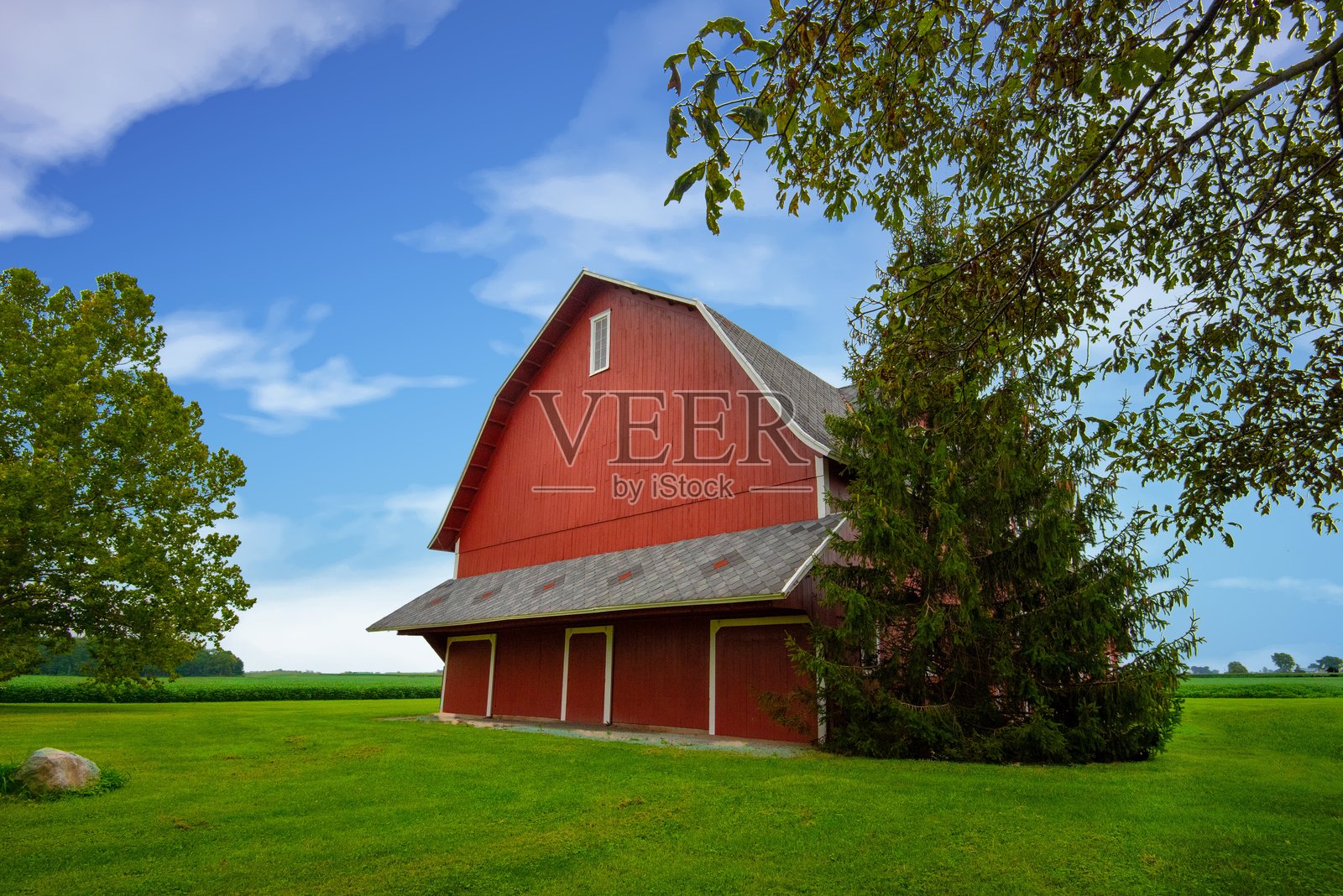 美丽的老红谷仓-迈阿密县，印第安纳州照片摄影图片
