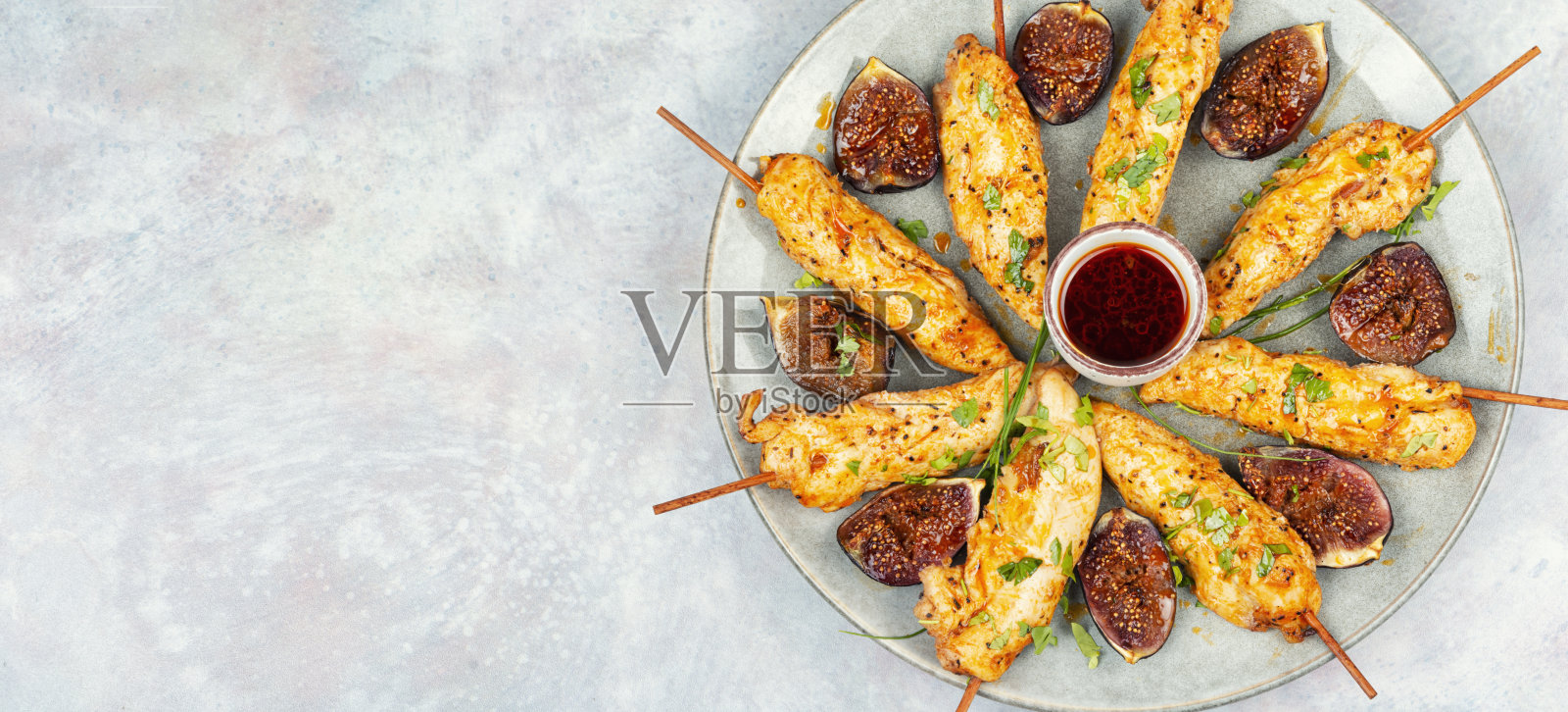 烤鸡胸肉串。照片摄影图片