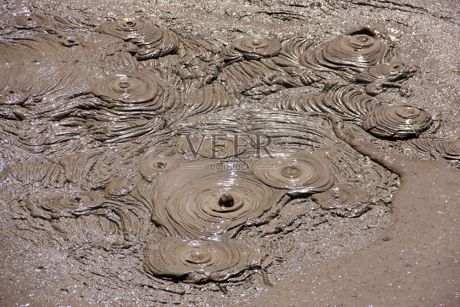 火山泉上的泥池冒泡照片摄影图片