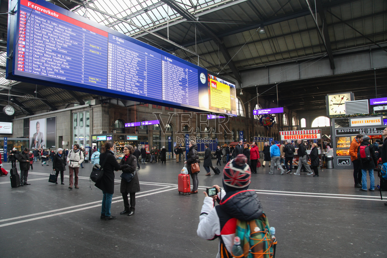 苏黎世中央火车站列车进站和出站屏幕照片摄影图片