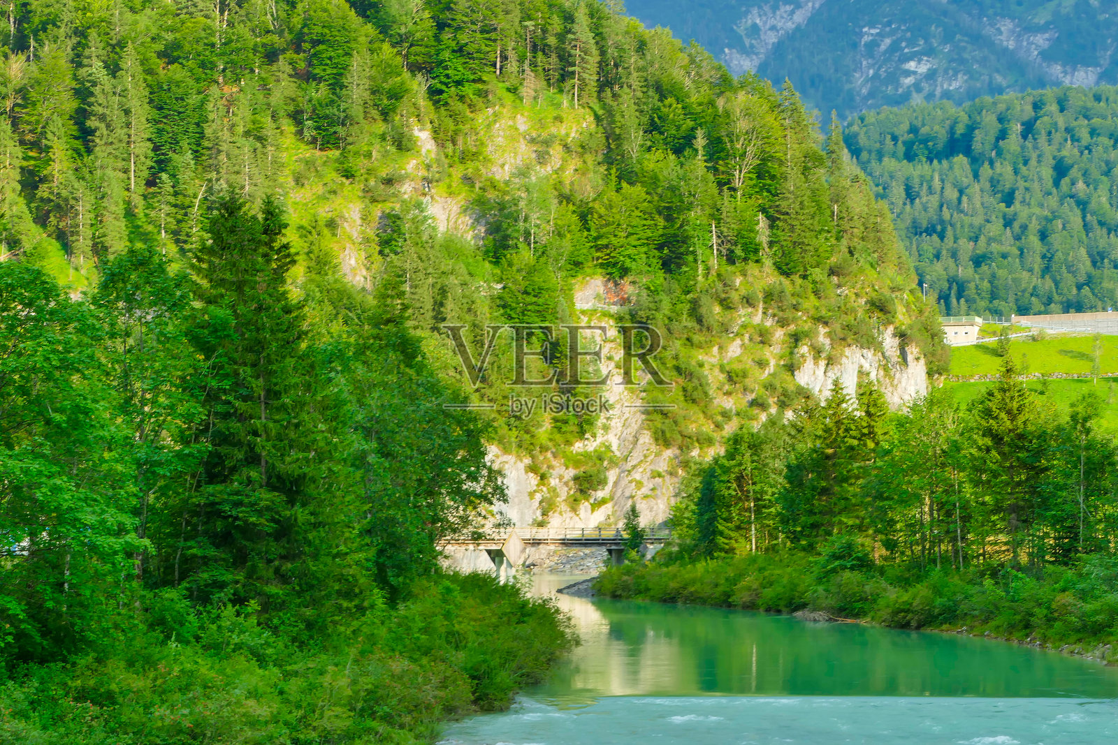 德国伊萨尔河上阳光下的岩石照片摄影图片