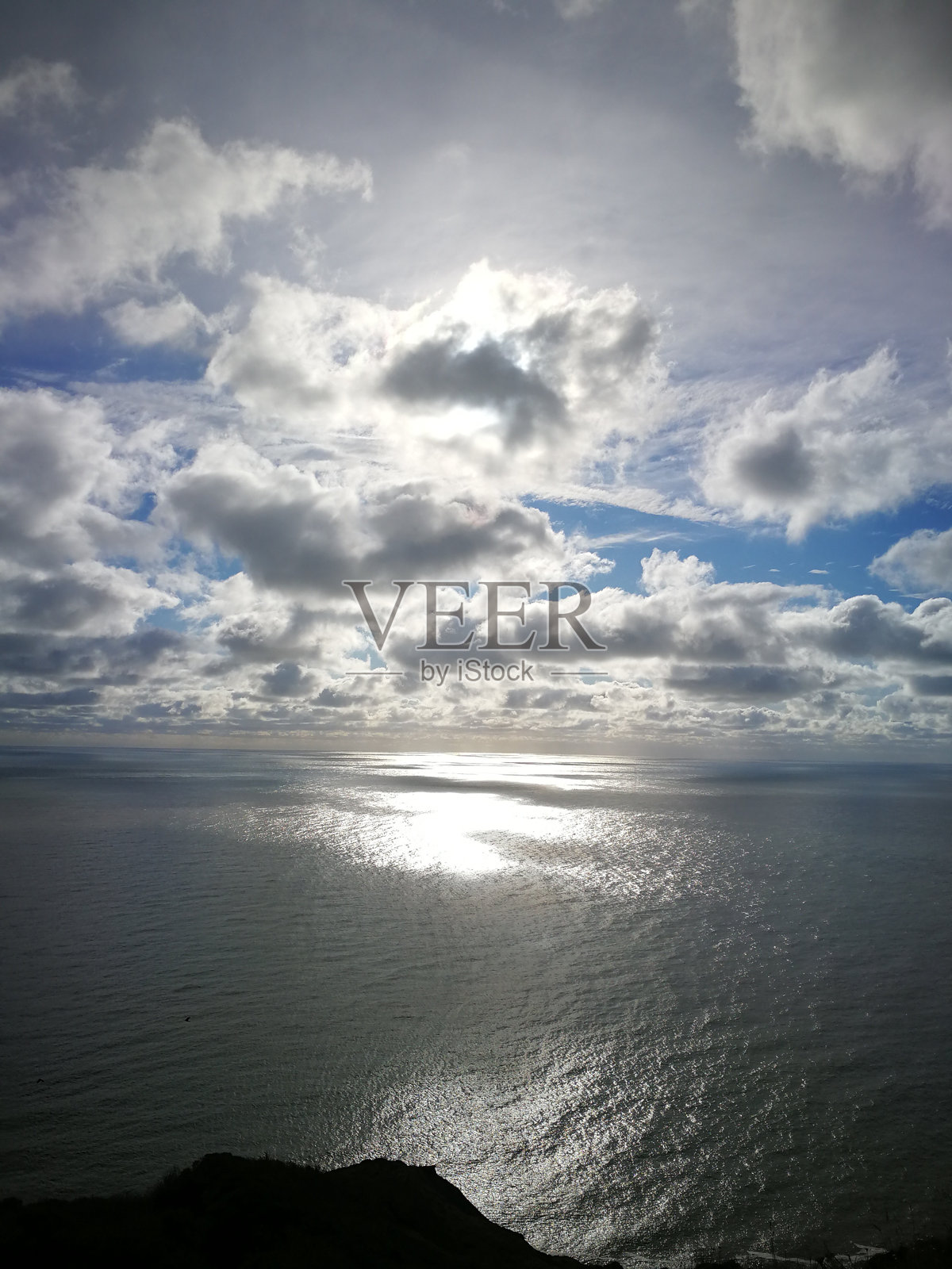 太阳透过云层的反射照片摄影图片