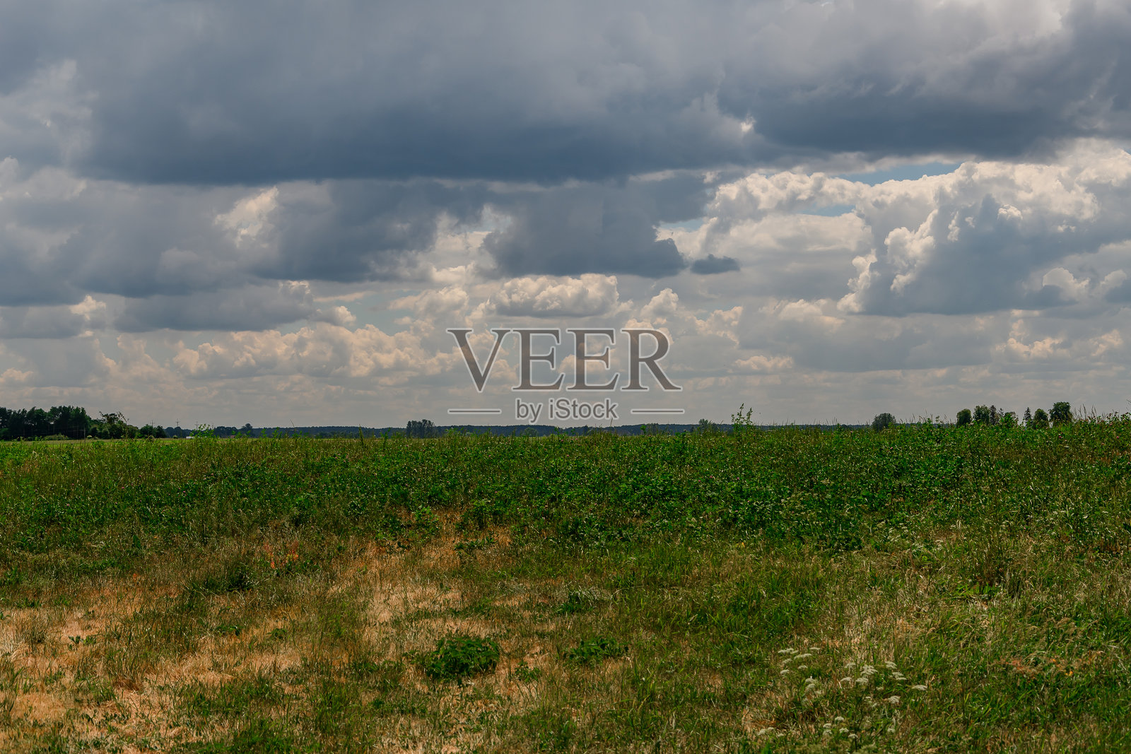 风暴单体云结构复杂，大气现象剧烈照片摄影图片