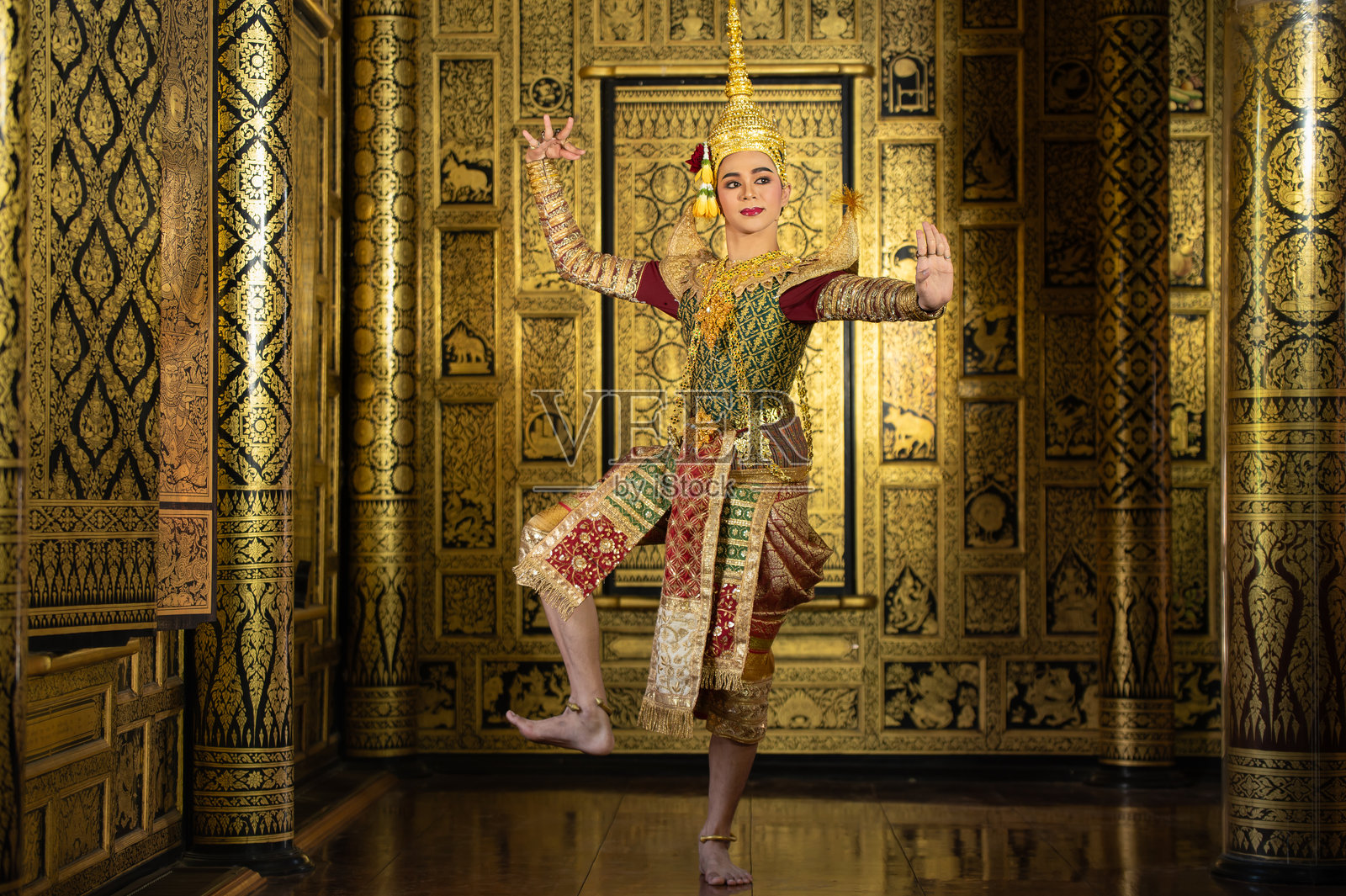 哑剧(Khon)是泰国传统的经典蒙面戏，以泰国绘画为背景，在泰国大城府Wat Phra Khao的公共场所表演《罗摩衍那》中的场景照片摄影图片