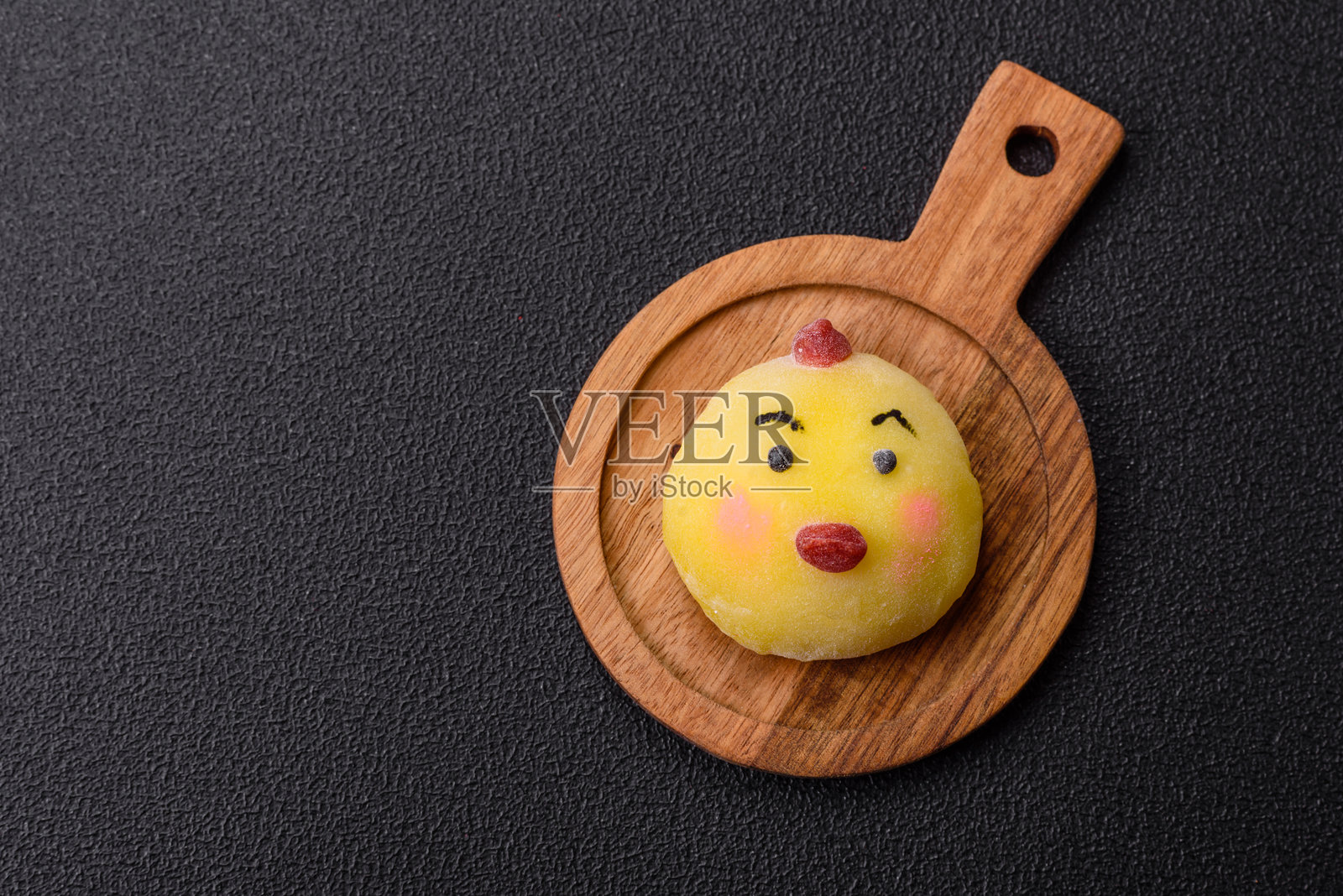 美味的冷日式麻糬甜点，有彩色的米团壳和水果馅照片摄影图片