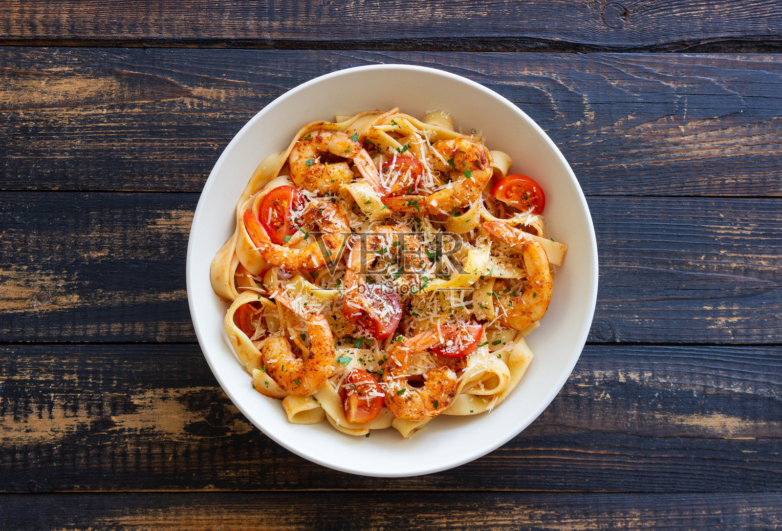 意大利面配虾、西红柿和奶酪。健康饮食。意大利菜。照片摄影图片