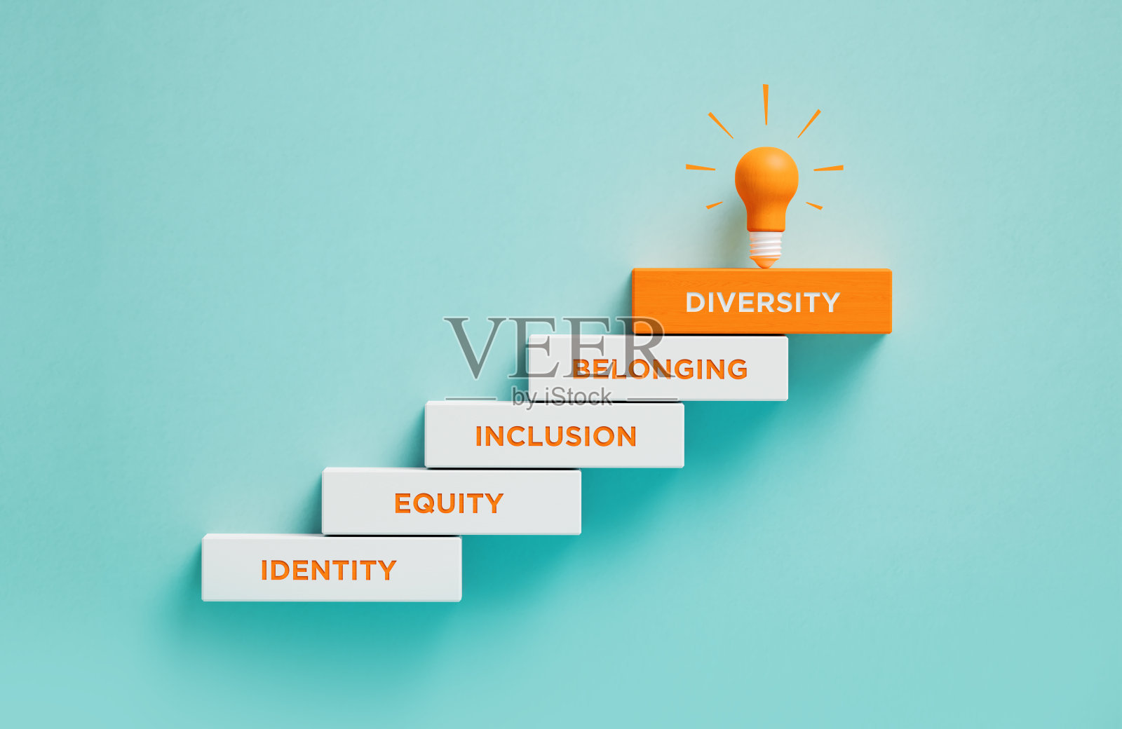 橙色灯泡和多样性写木块在蓝色背景照片摄影图片