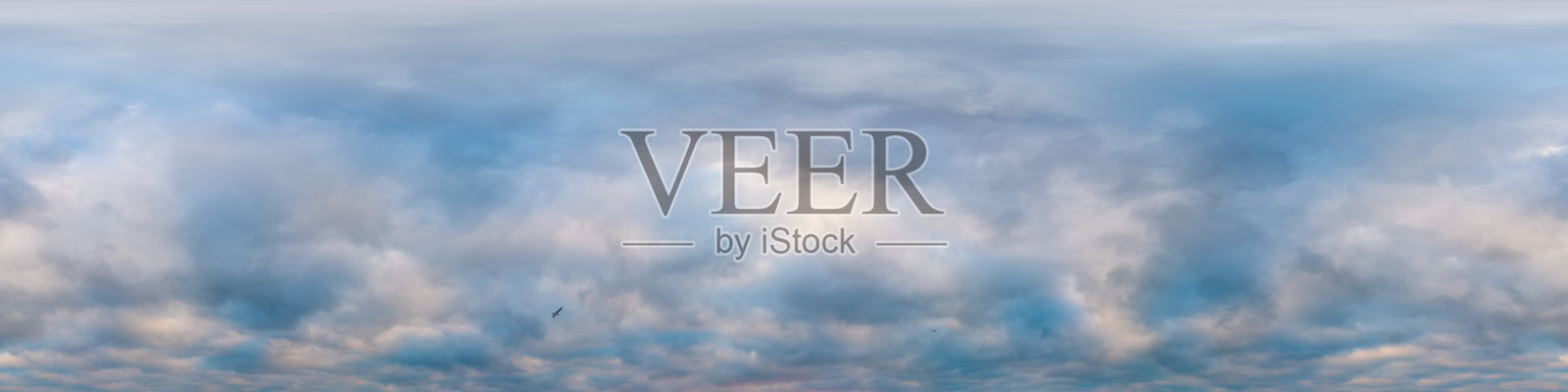 戏剧性的多云天空全景与黑暗阴沉的积雨云。HDR 360无缝球形全景。天空圆顶在3D，天空替代空中无人机全景。气候和天气变化。照片摄影图片