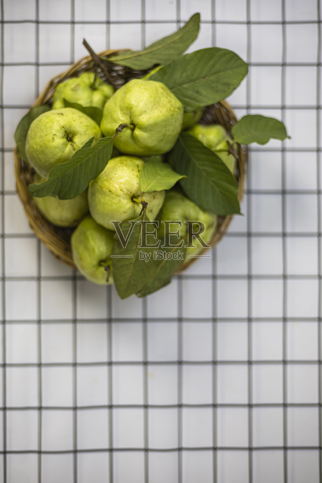 桌子上碗里的绿色番石榴照片摄影图片