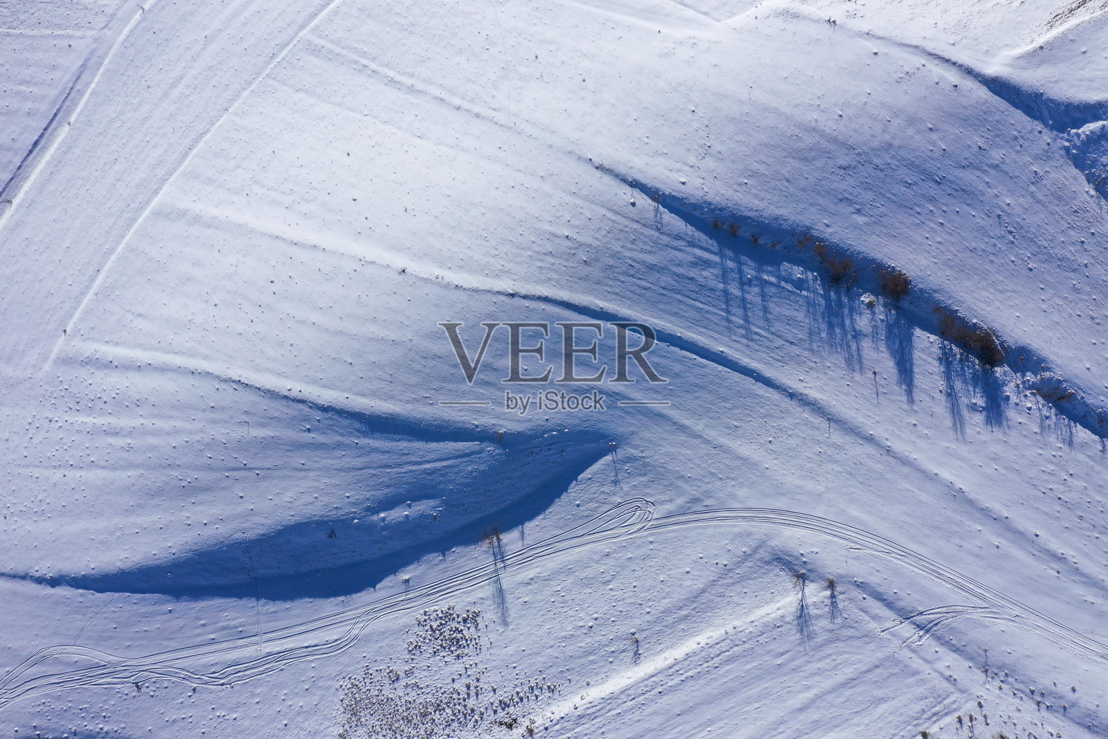 无人机拍摄的自然雪的图案和背景照片摄影图片