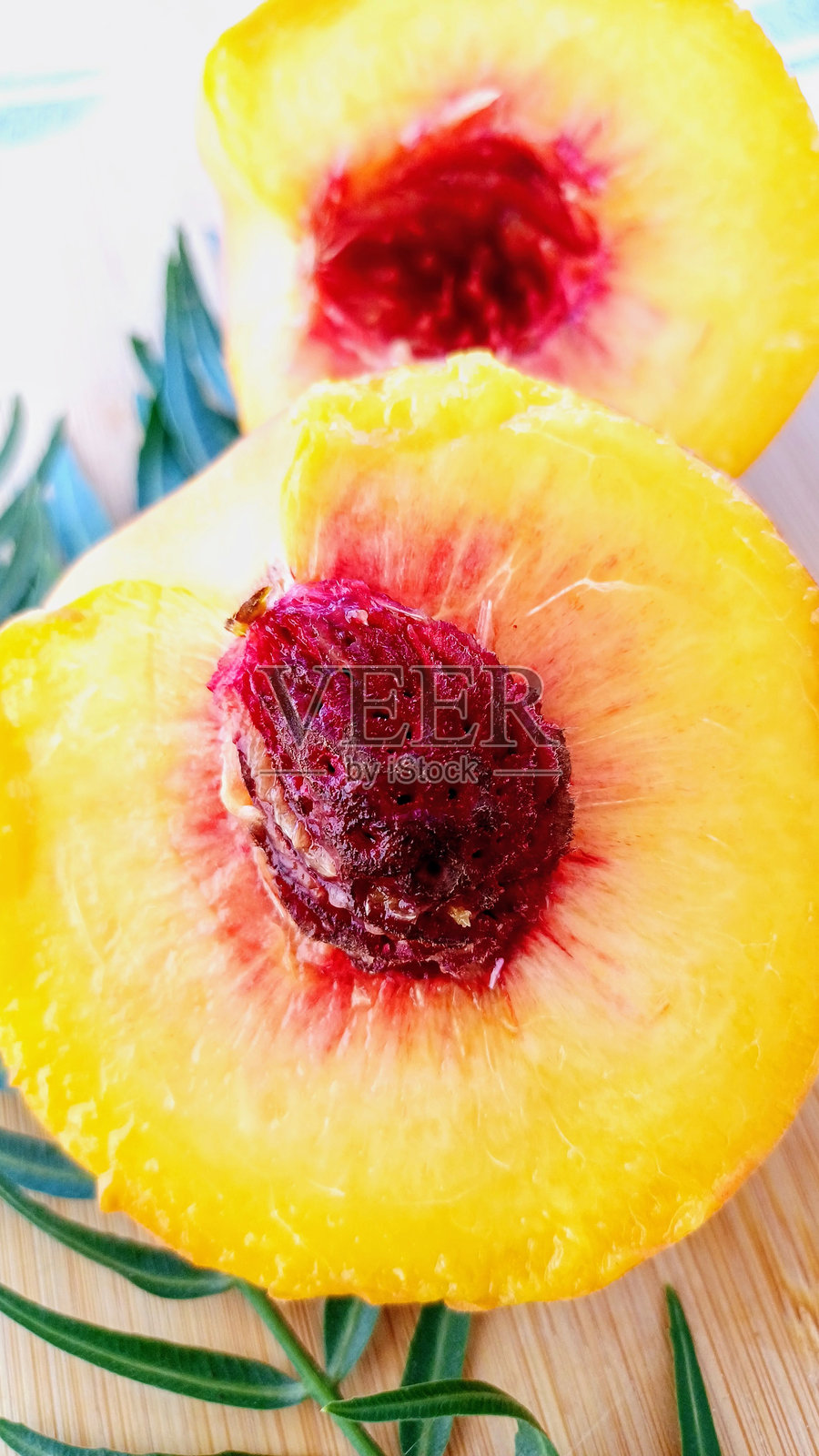 桃子。半个桃子。桃核。照片摄影图片