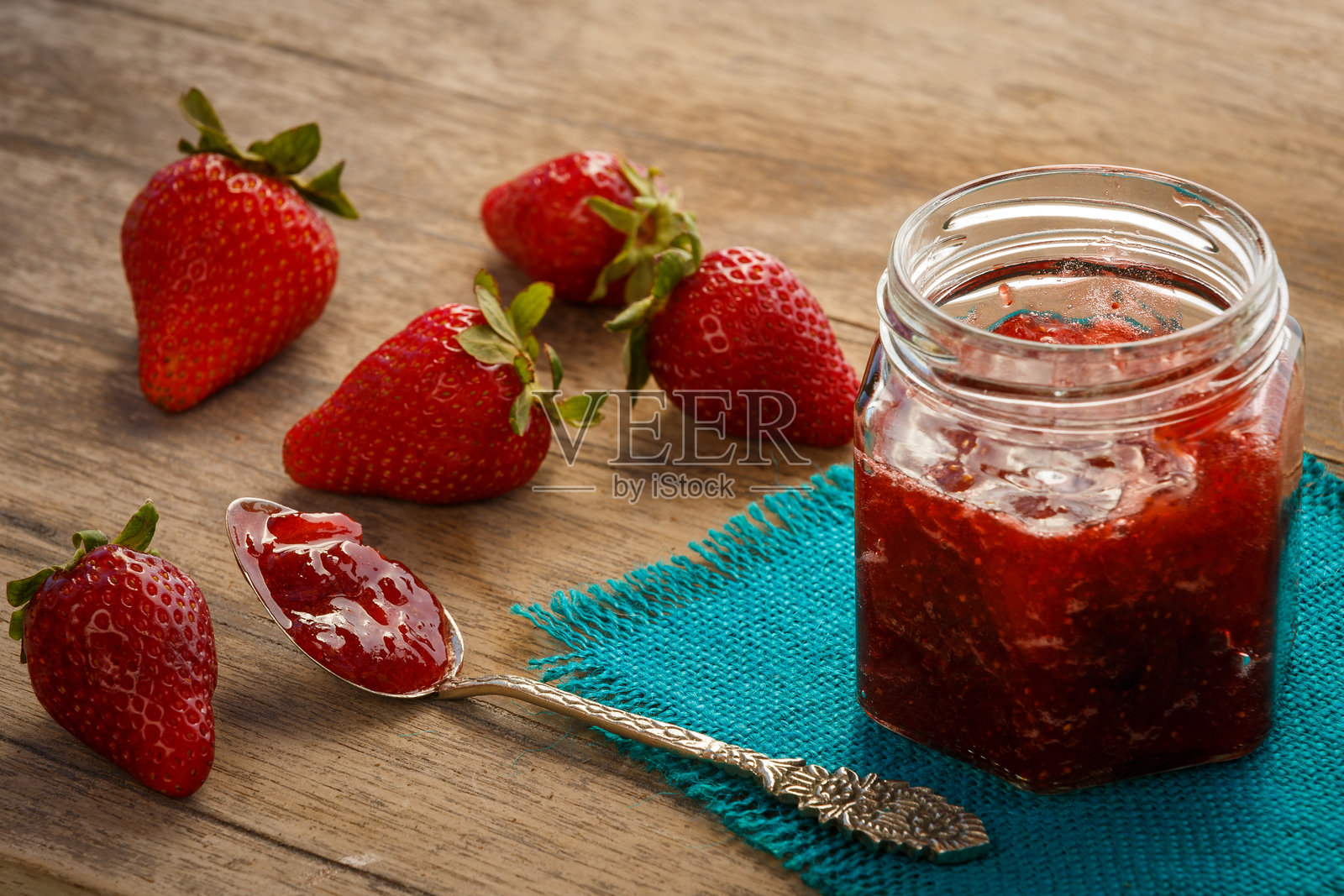 餐桌上罐头里的草莓特写照片摄影图片