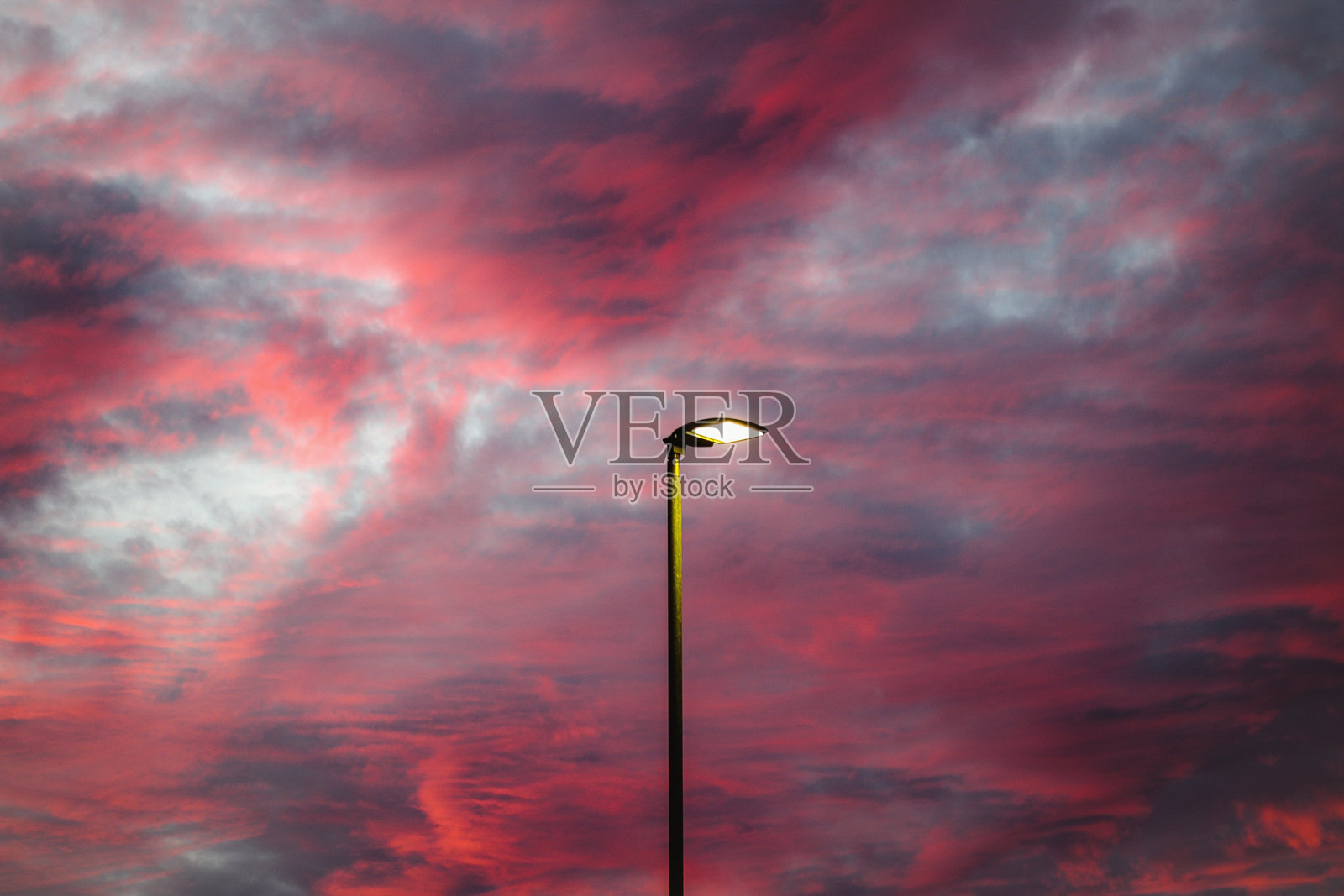 街灯对多云天空的低角度视图照片摄影图片