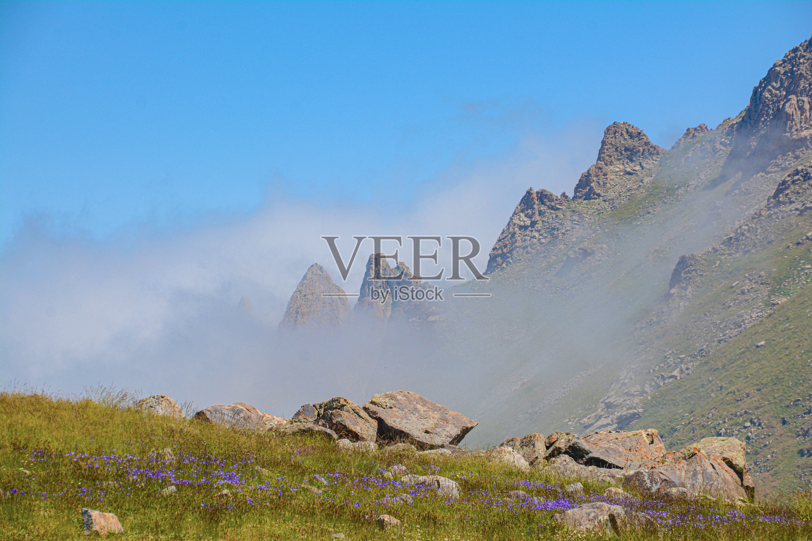 神秘的山。雾中的美丽的岩石山。美丽的大自然…挂墙艺术。山印套装照片摄影图片