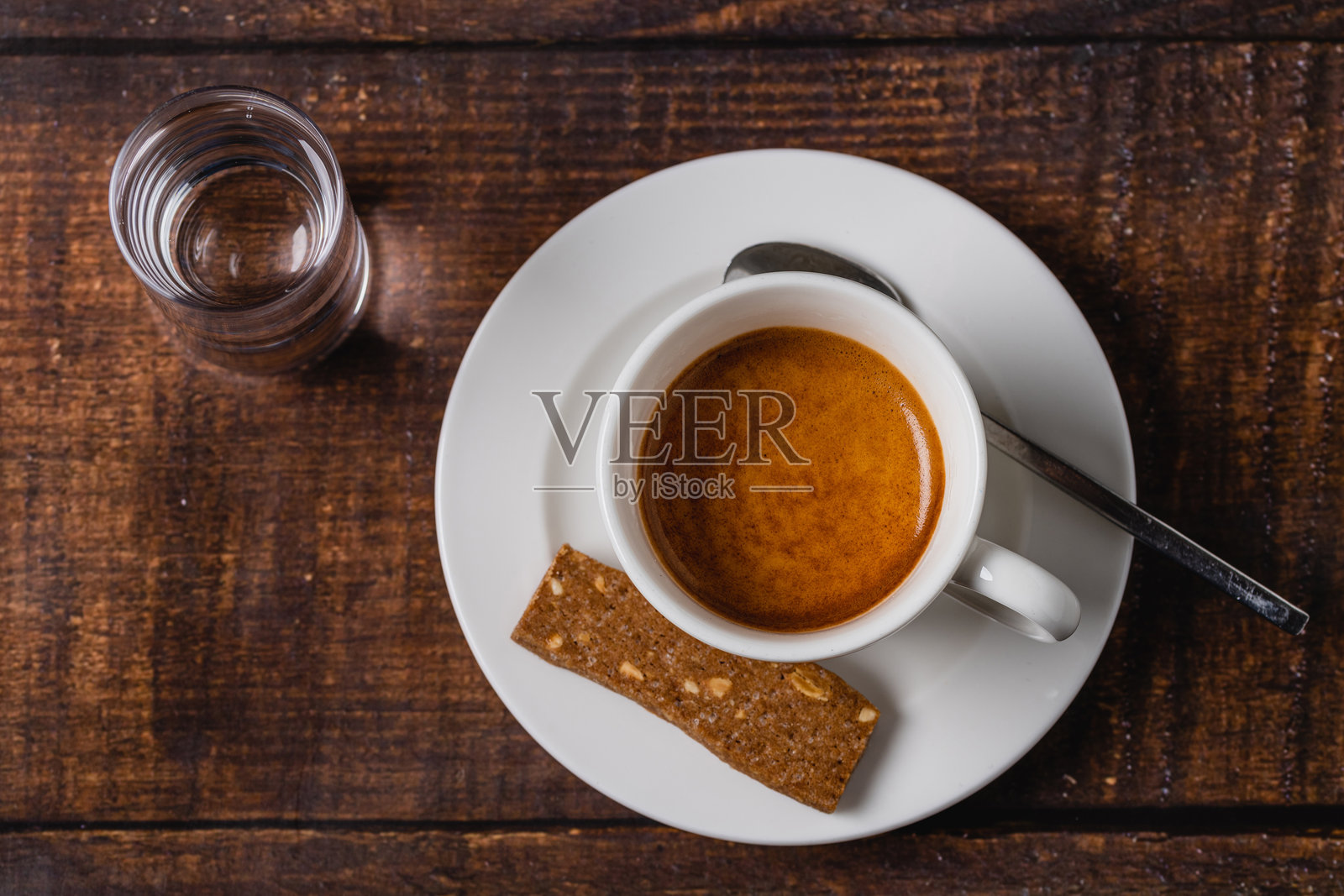 白瓷杯意式浓缩咖啡，放在木桌上。意大利浓缩咖啡照片摄影图片