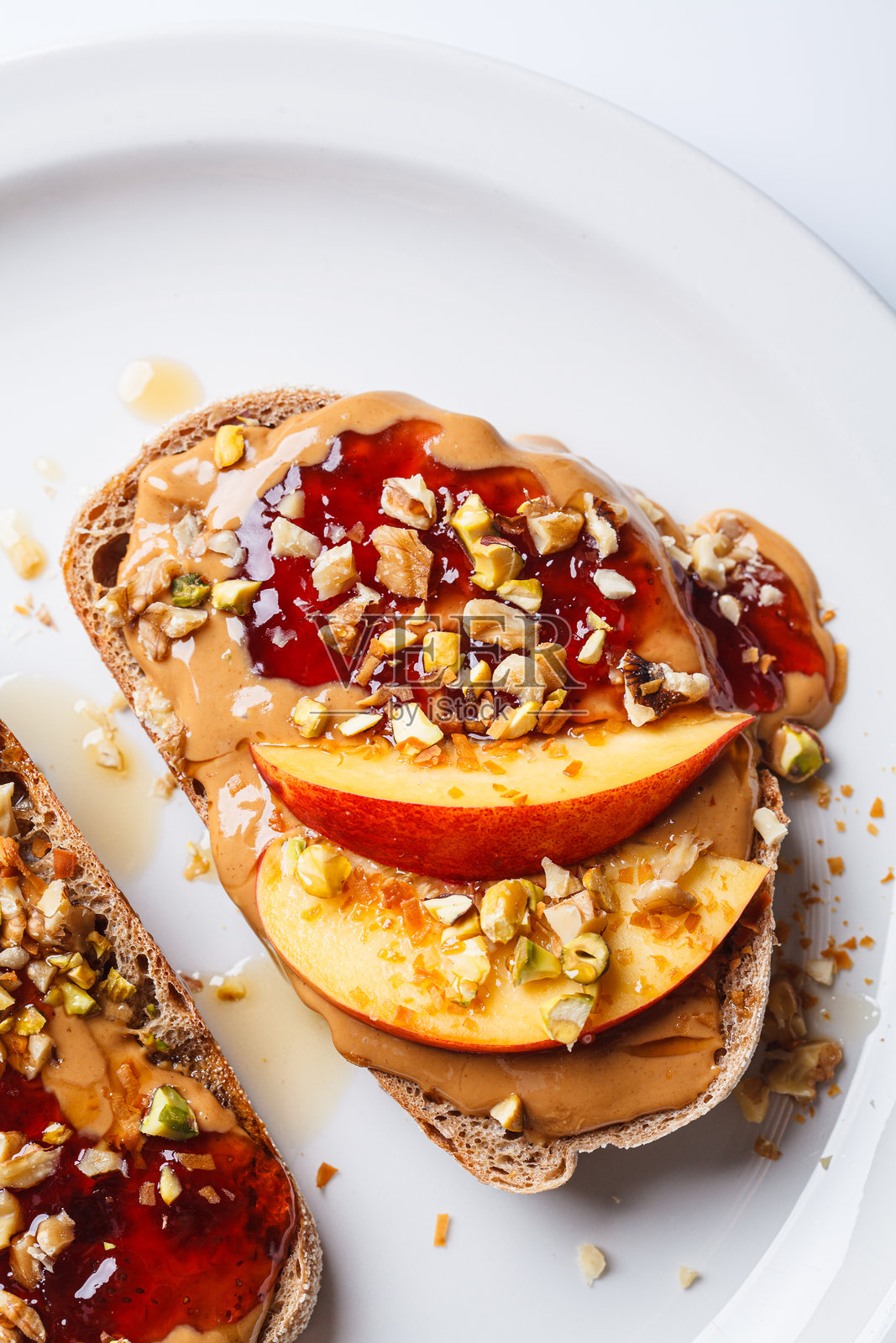 花生酱和果酱果酱，桃子和坚果，白色背景。照片摄影图片