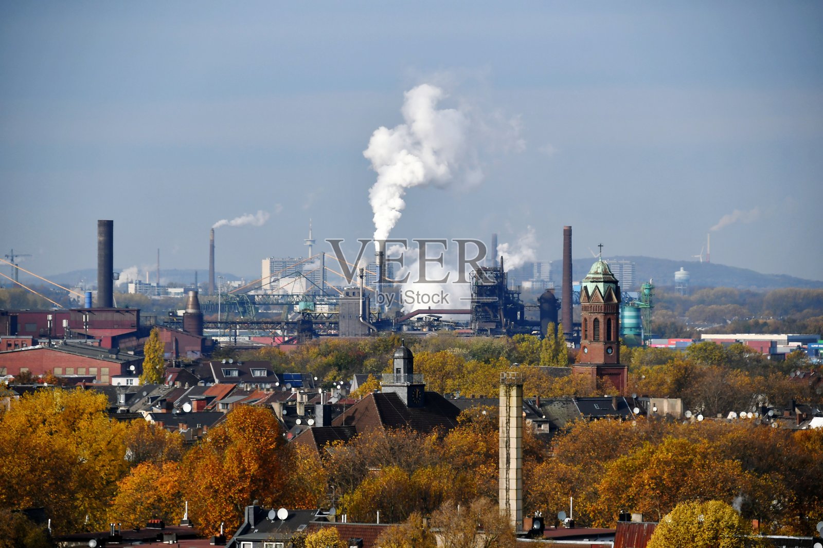 烟雾从工厂对着天空照片摄影图片
