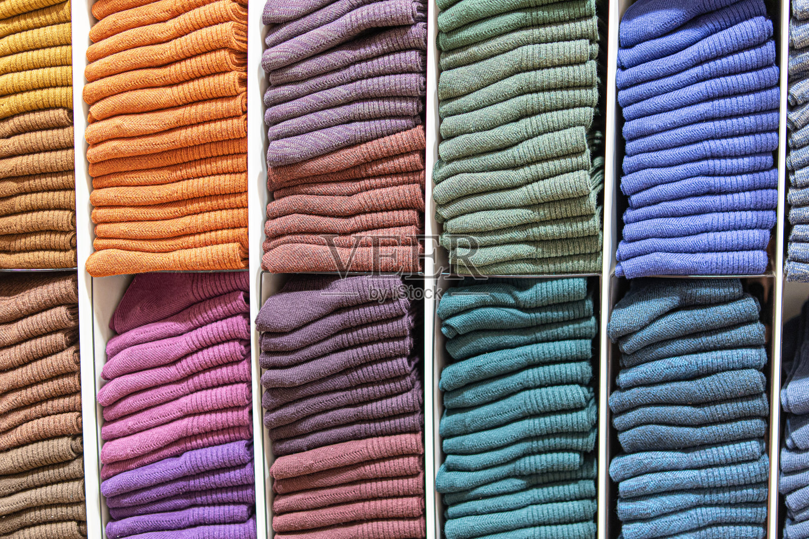 全帧拍摄的多色袜子在货架上的商店照片摄影图片