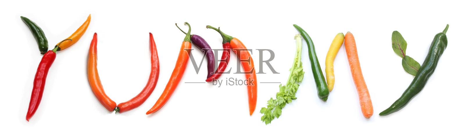 单词字母YUMMY由红、橙、绿、黄、紫辣椒、沙拉叶、胡萝卜、芹菜植物棒组成，字母辣椒分离为辣椒美味可口的食谱、文字、字母标题照片摄影图片