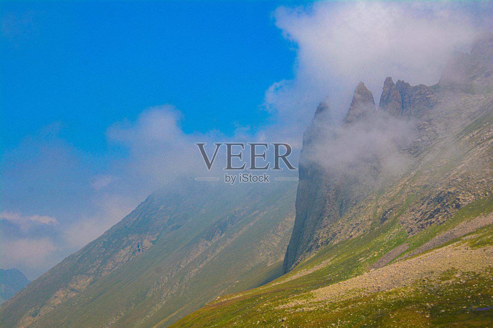 神秘的山。雾中的美丽的岩石山。美丽的大自然…挂墙艺术。山印套装照片摄影图片