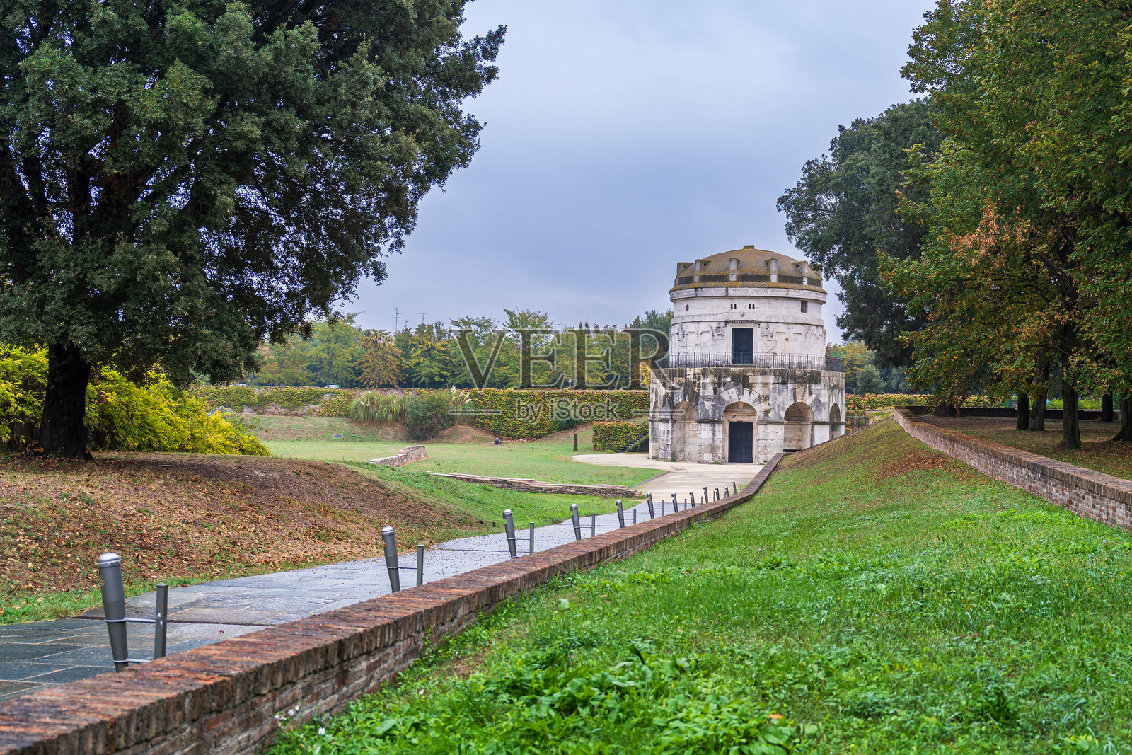 通往拉文纳乡村废墟中的古塔的漫长道路照片摄影图片